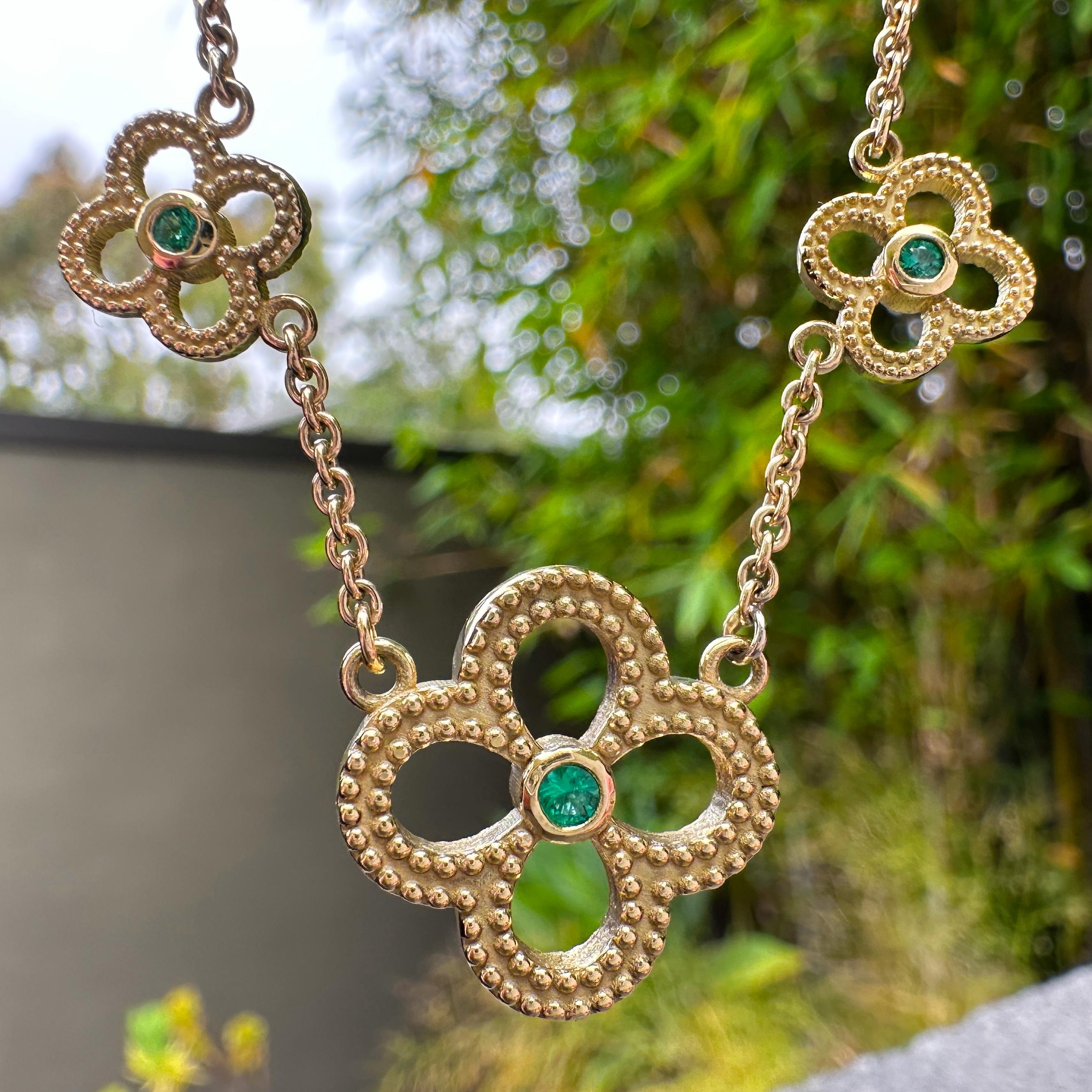Collier réversible à chaîne quadrilobée en or 14 carats et 18 carats avec diamants et émeraudes en vente 7