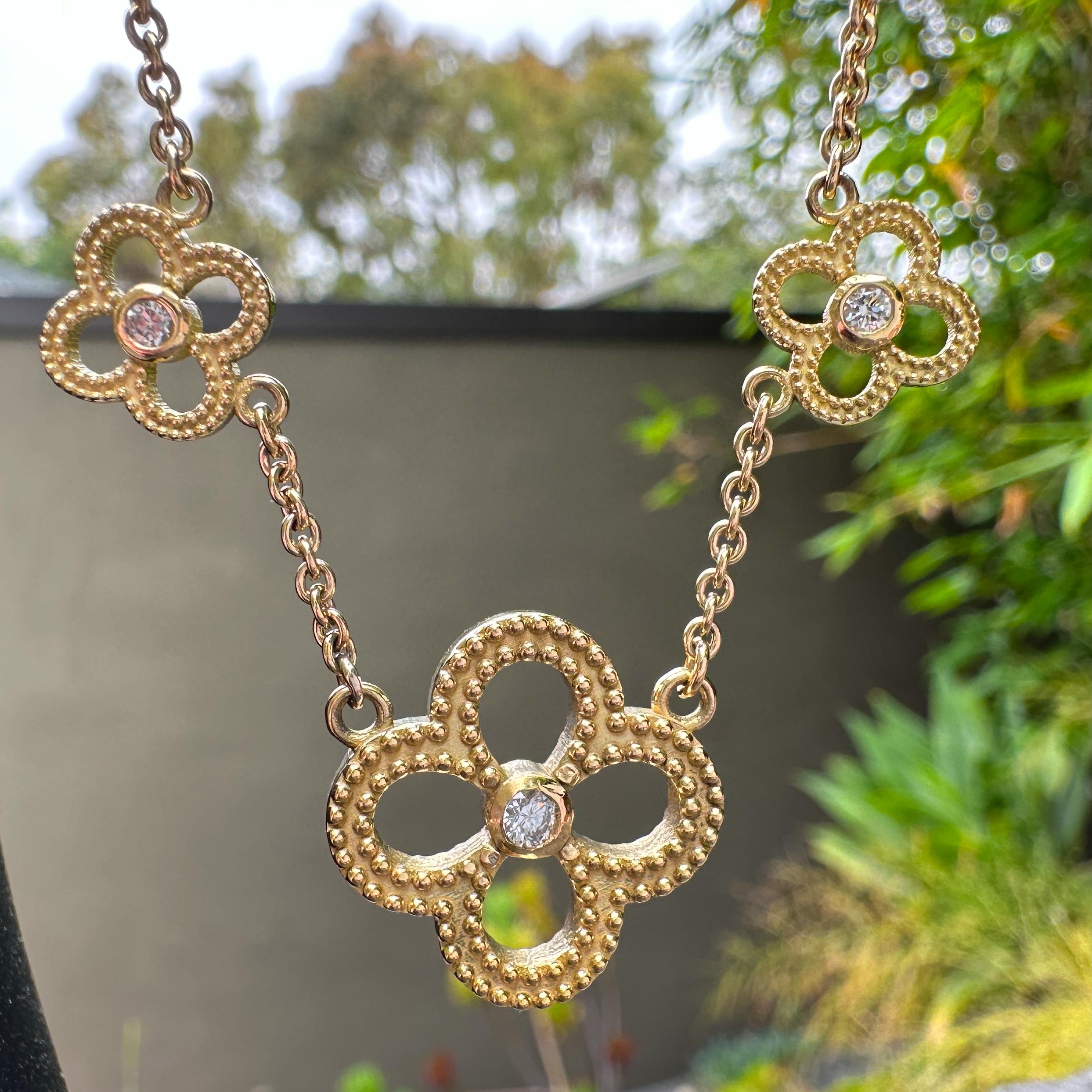 Collier réversible à chaîne quadrilobée en or 14 carats et 18 carats avec diamants et émeraudes en vente 8