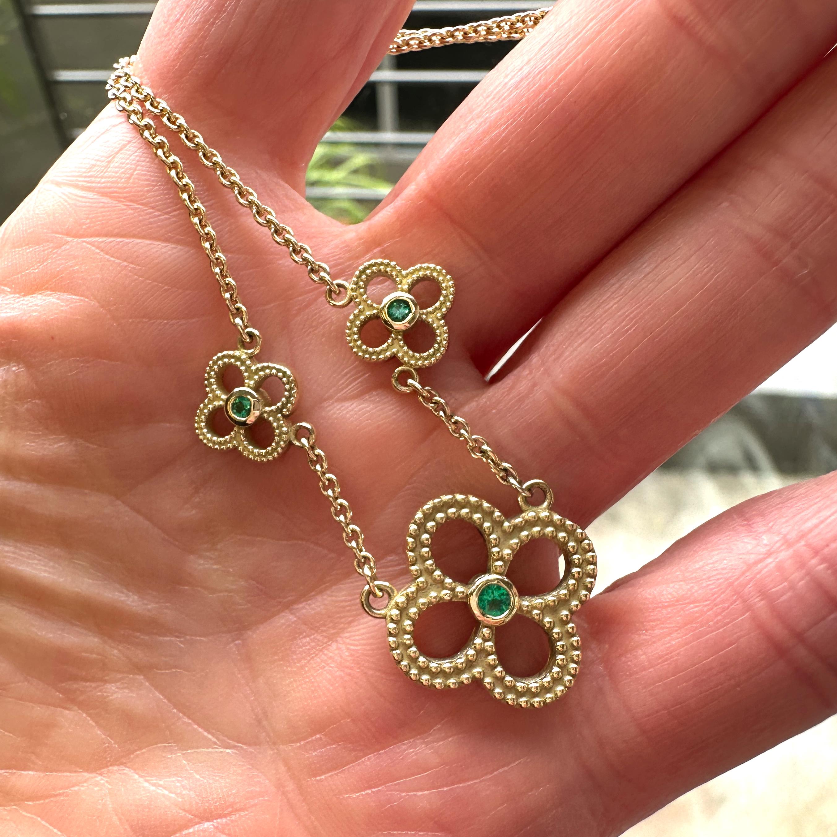 Collier réversible à chaîne quadrilobée en or 14 carats et 18 carats avec diamants et émeraudes en vente 9