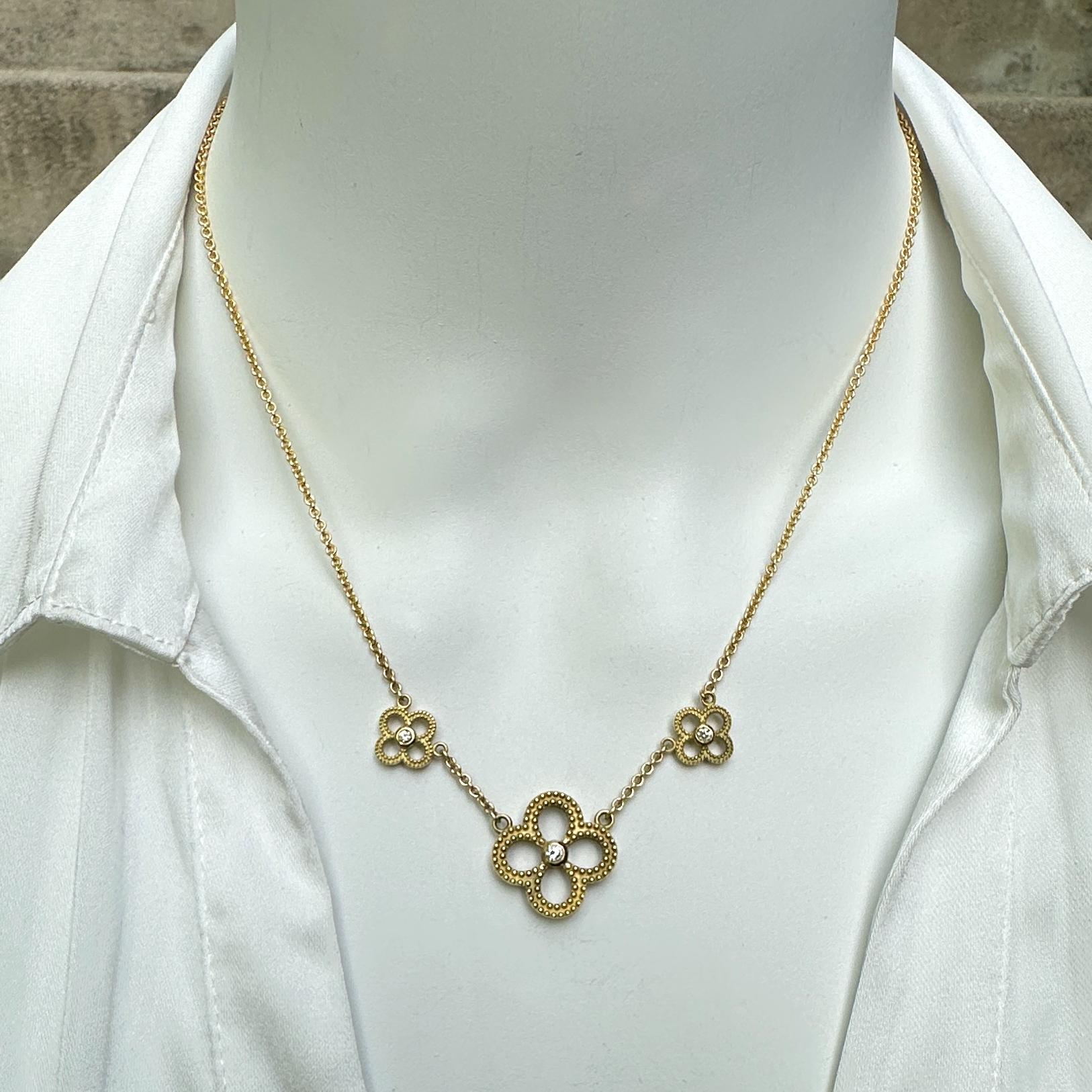 Contemporain Collier réversible à chaîne quadrilobée en or 14 carats et 18 carats avec diamants et émeraudes en vente