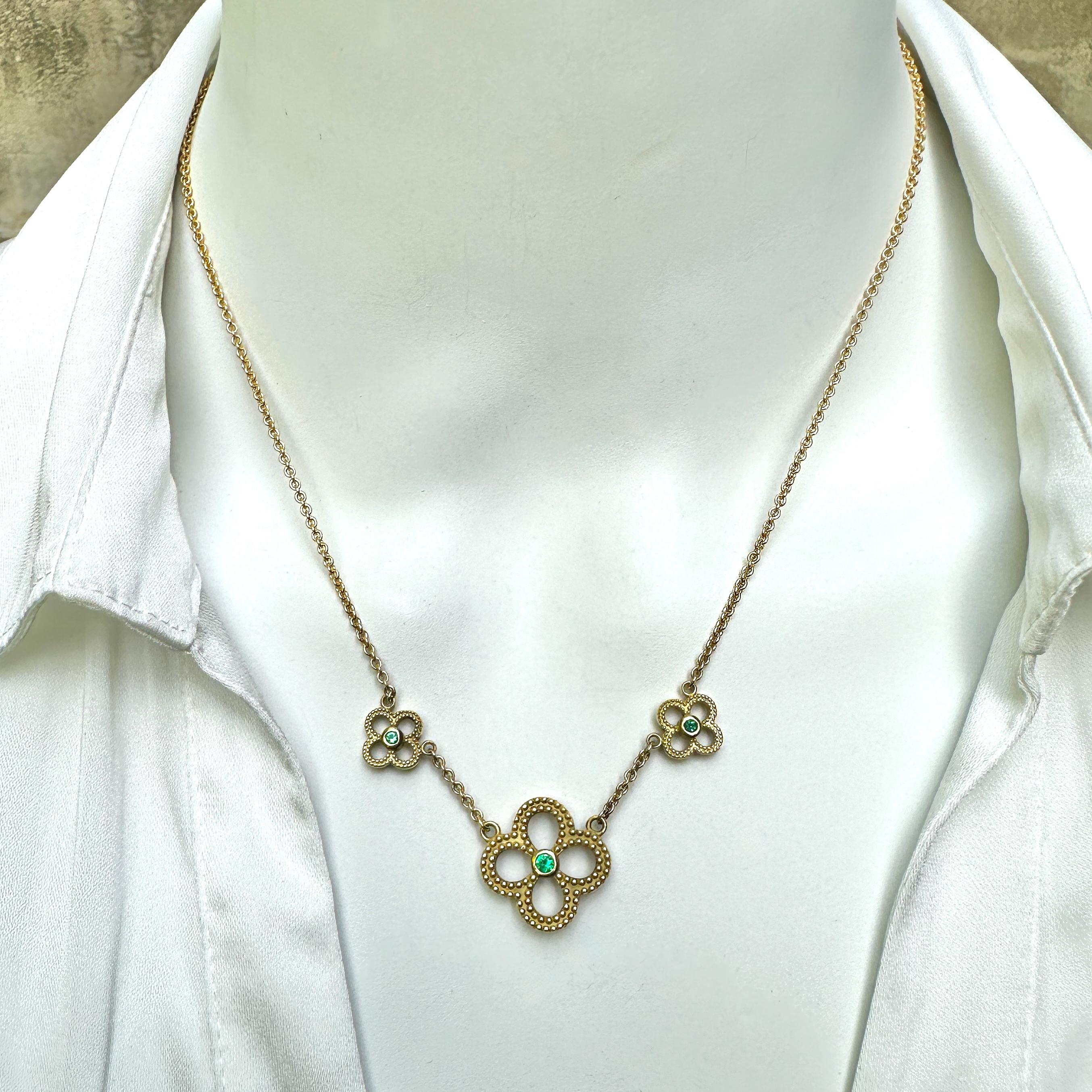 Taille brillant Collier réversible à chaîne quadrilobée en or 14 carats et 18 carats avec diamants et émeraudes en vente