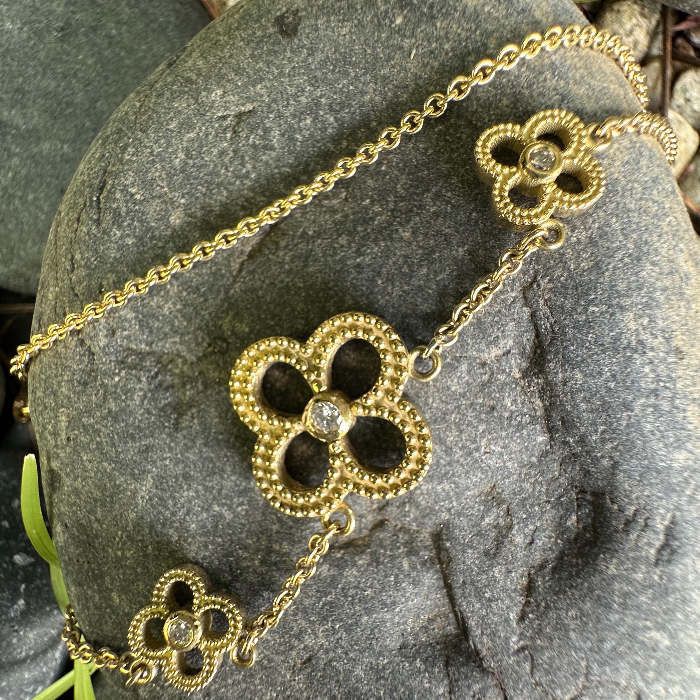 Collier réversible à chaîne quadrilobée en or 14 carats et 18 carats avec diamants et émeraudes Neuf - En vente à Sherman Oaks, CA