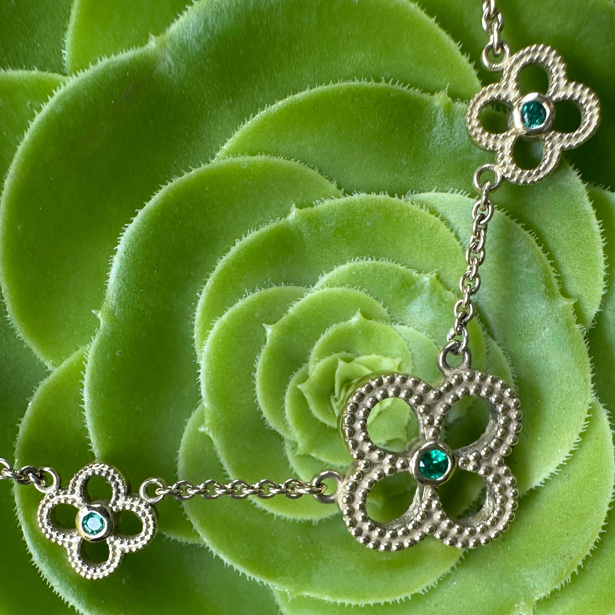Collier réversible à chaîne quadrilobée en or 14 carats et 18 carats avec diamants et émeraudes Pour femmes en vente