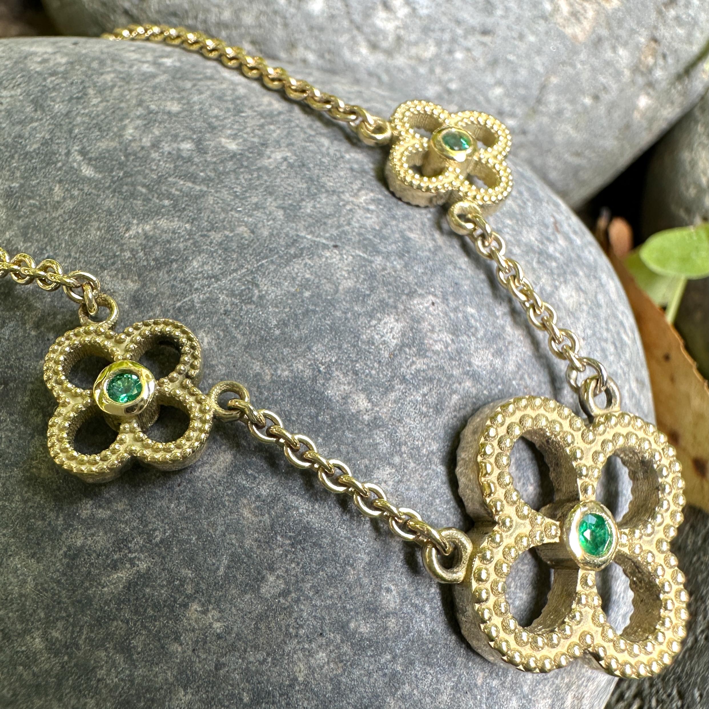 Collier réversible à chaîne quadrilobée en or 14 carats et 18 carats avec diamants et émeraudes en vente 1