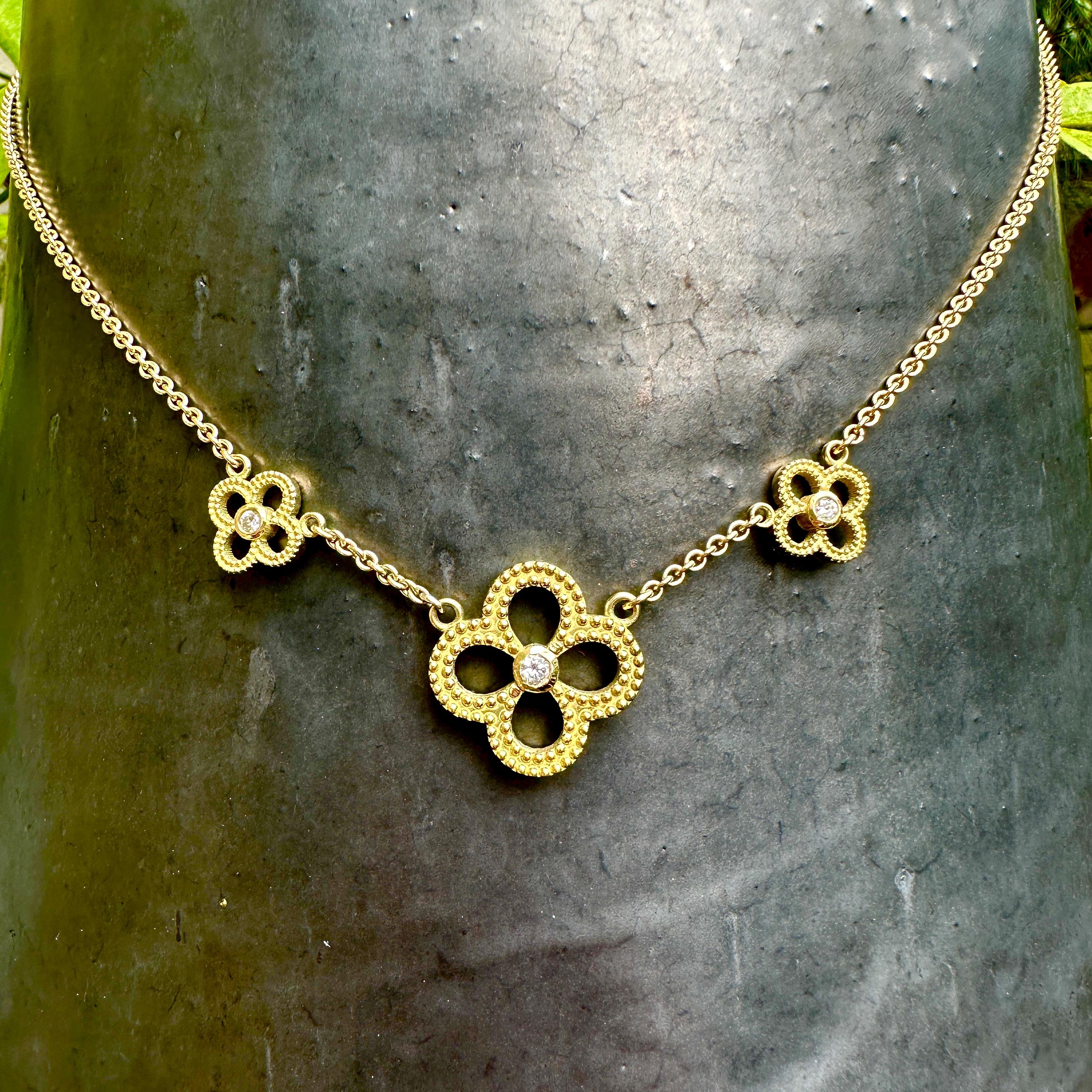 Collier réversible à chaîne quadrilobée en or 14 carats et 18 carats avec diamants et émeraudes en vente 2