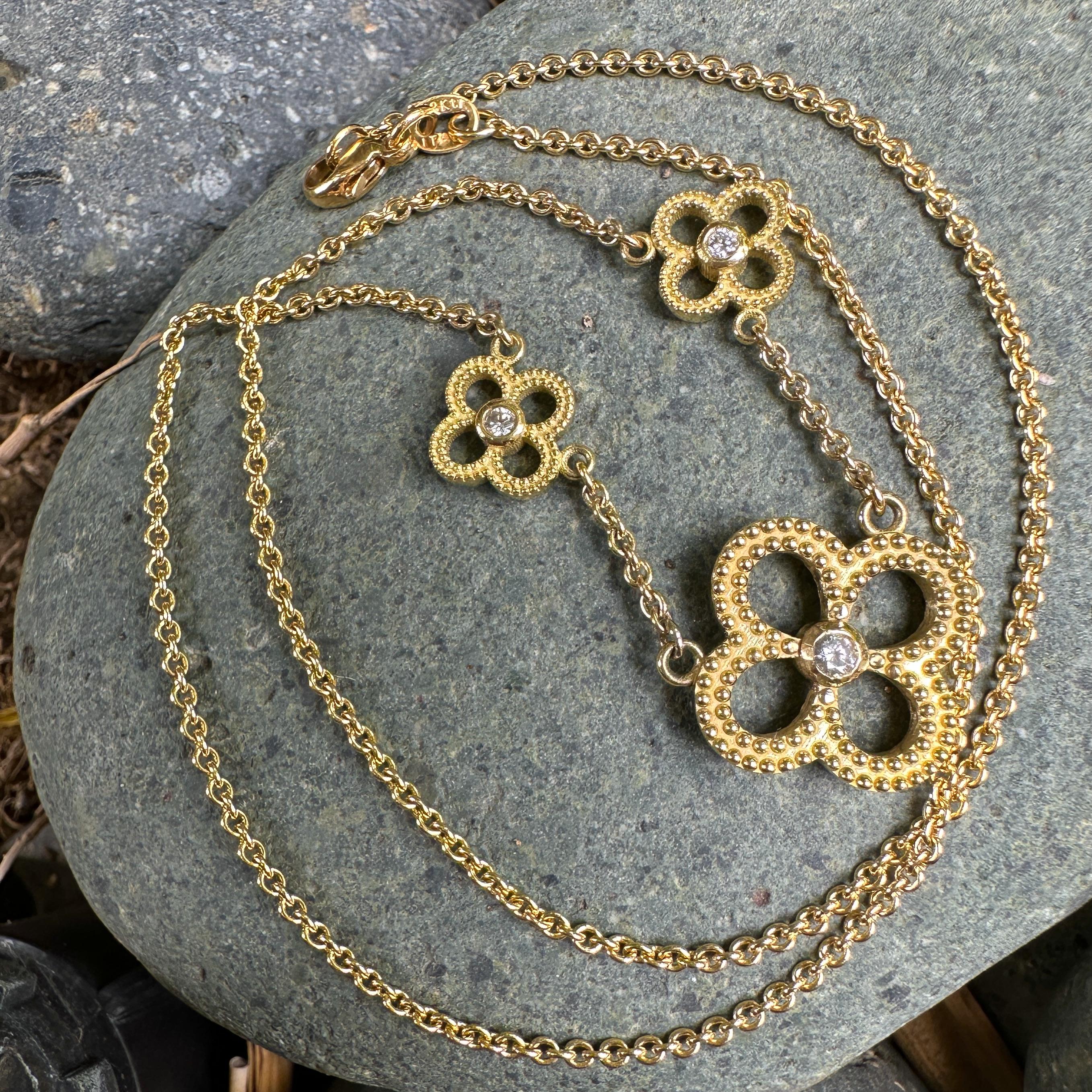 Collier réversible à chaîne quadrilobée en or 14 carats et 18 carats avec diamants et émeraudes en vente 3