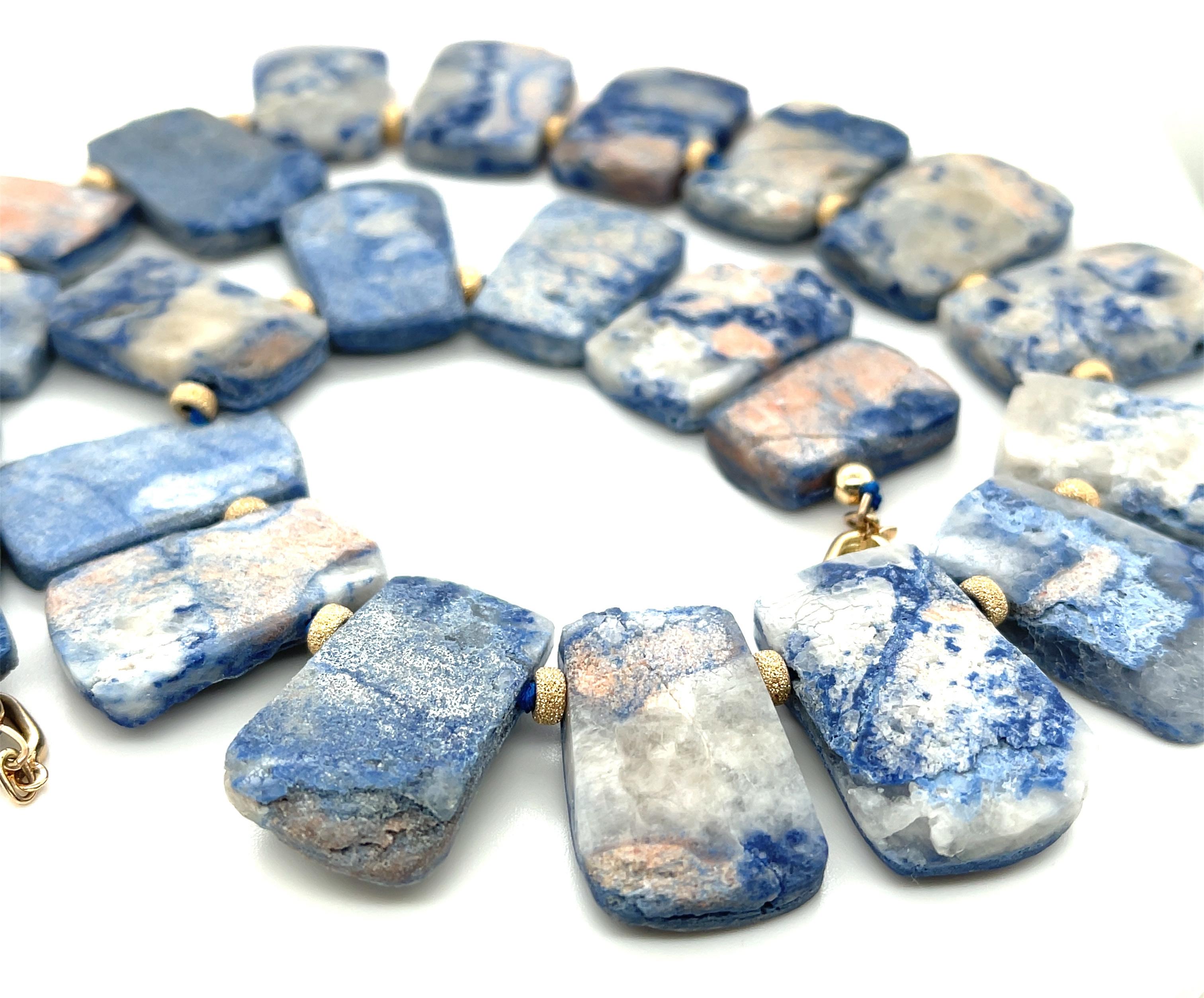 Questa accattivante collana di dumortierite blu non è solo insolita e bella, ma è anche reversibile, il che la rende versatile! Più dura del lapis nella scala di durezza Mohs, la dumortierite, con il suo splendido colore blu, è un minerale