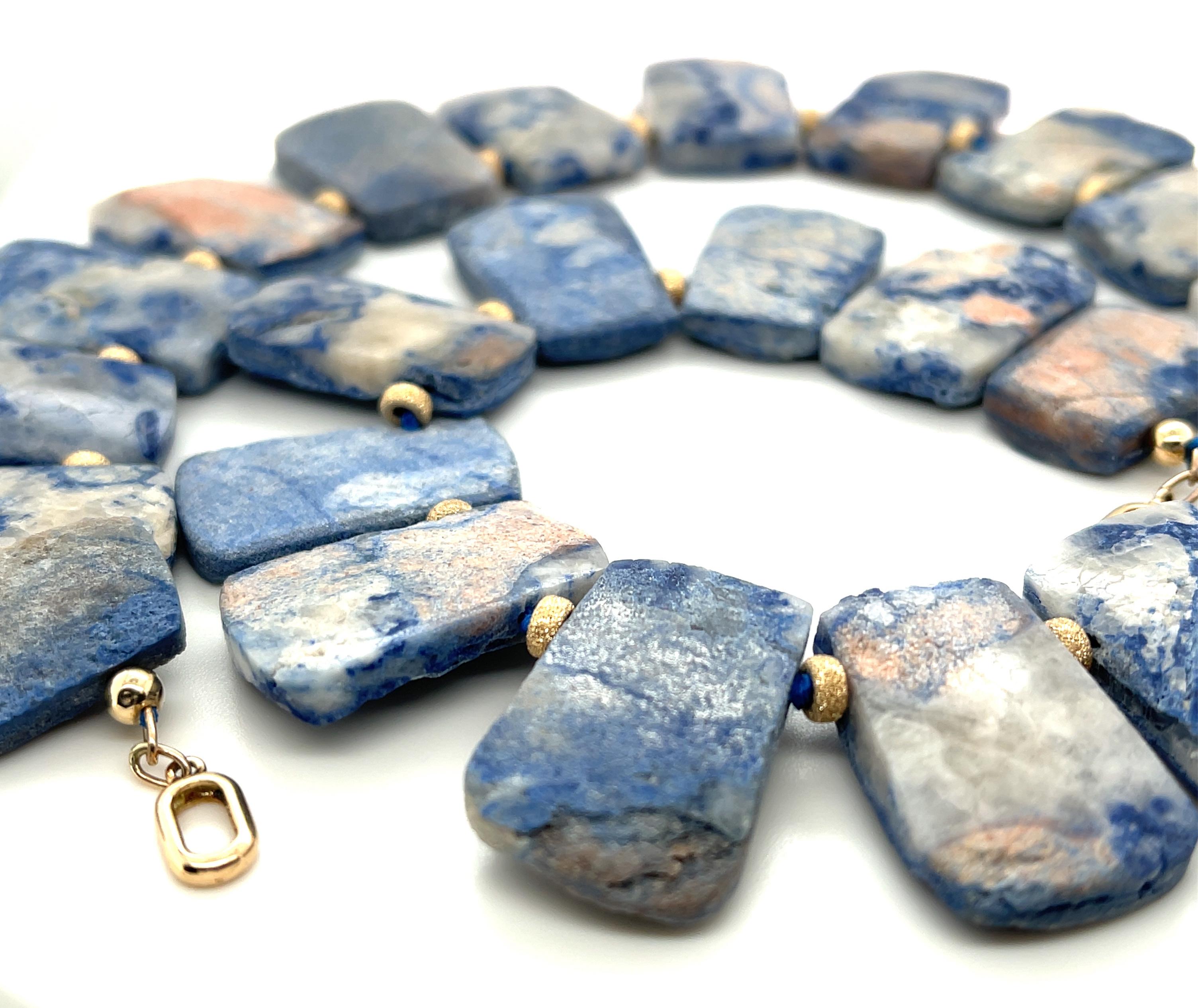 Artigiano Collana con collare di piastrelle di dumortierite reversibile e oro giallo 14k, 18 pollici in vendita
