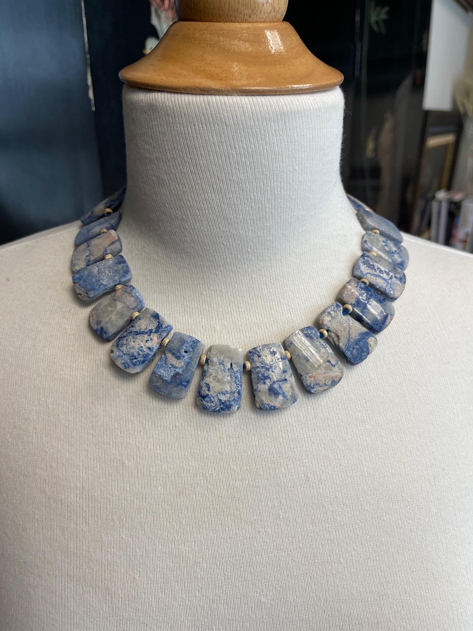 Collana con collare di piastrelle di dumortierite reversibile e oro giallo 14k, 18 pollici in vendita 2