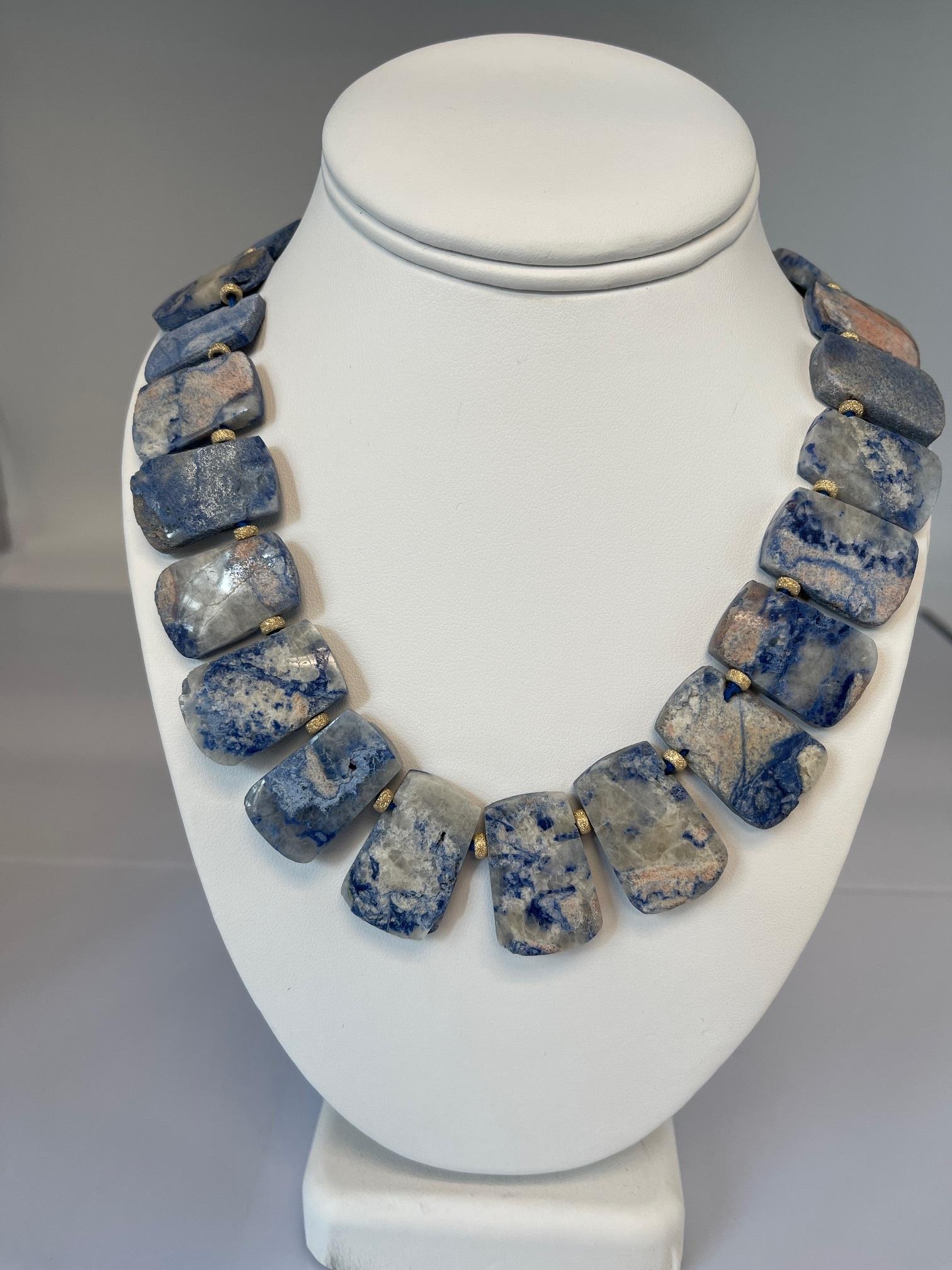 Collana con collare di piastrelle di dumortierite reversibile e oro giallo 14k, 18 pollici in vendita 3