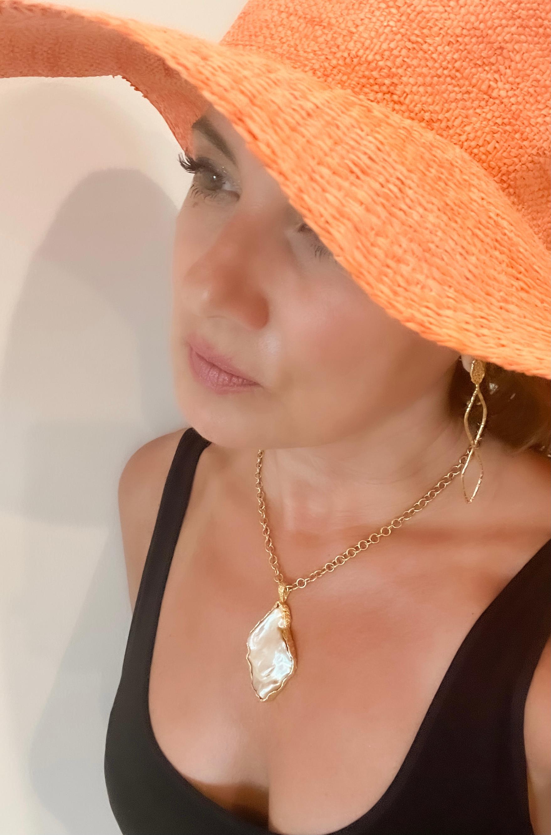 Kashi-Perlen- und Diamantanhänger aus 22 Karat Gold, eingefasst in eine organische Lünette mit Tagili Designs Signature Finish. Die in die Perle gefassten Diamanten heben Ihren Stil auf die nächste Stufe. Mit diesem Schmuckstück heben Sie sich