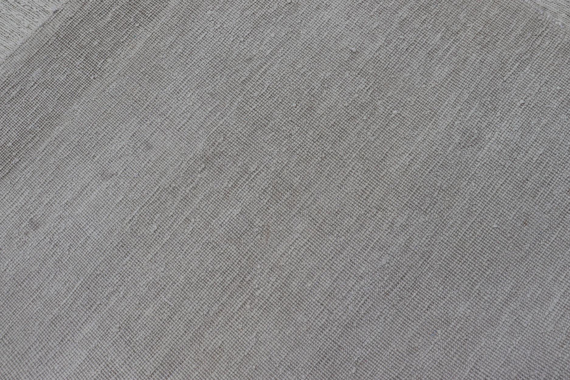 Wendbarer, großer, moderner, dicker, Flachgewebe-Teppich in minimalistischem Design mit Khaki im Angebot 1