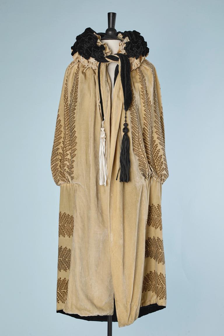 Reversible Opéra cape black and ivory silk velvet with gold print Circa 1925's  For Sale 3