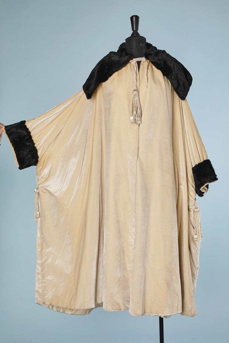 Reversible Opéra cape black and ivory silk velvet with gold print Circa 1925's  For Sale 4