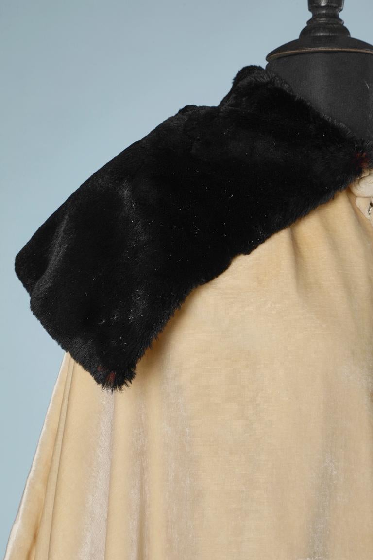 Reversible Opéra cape black and ivory silk velvet with gold print Circa 1925's  For Sale 6