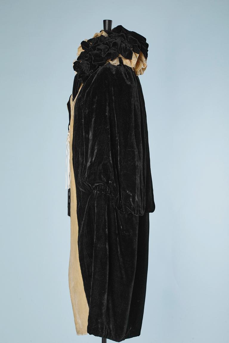 Reversible Opéra cape black and ivory silk velvet with gold print. Gather collar. Bow in bicolore velvet and passementerie silk pompoms. Balloon shape in the back on the both side.
SIZE L