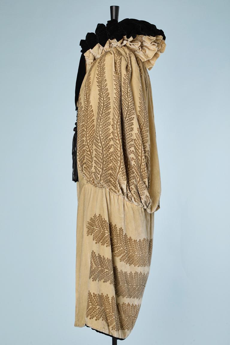Women's Reversible Opéra cape black and ivory silk velvet with gold print Circa 1925's  For Sale