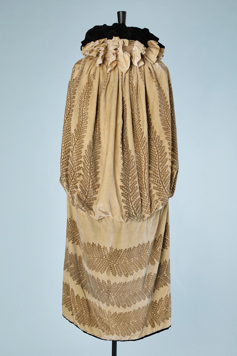 Reversible Opéra cape black and ivory silk velvet with gold print Circa 1925's  For Sale 1