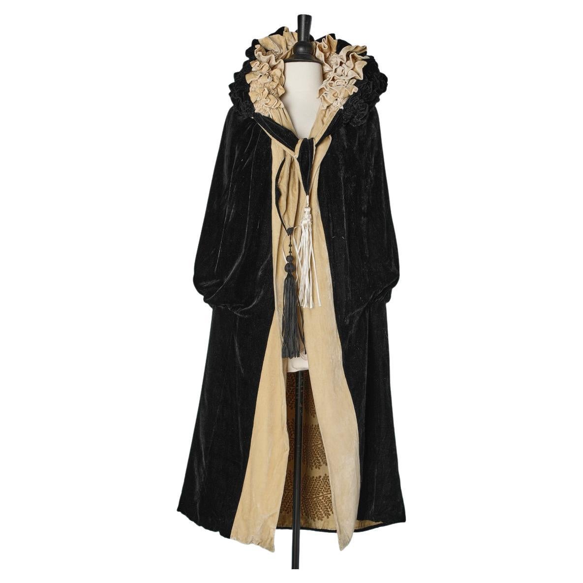 Reversible Opéra cape black and ivory silk velvet with gold print Circa 1925's  For Sale