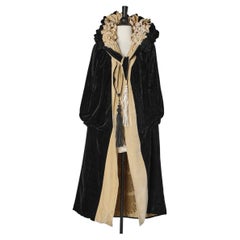 Reversible Opéra cape black and ivory silk velvet with gold print Circa 1925's 