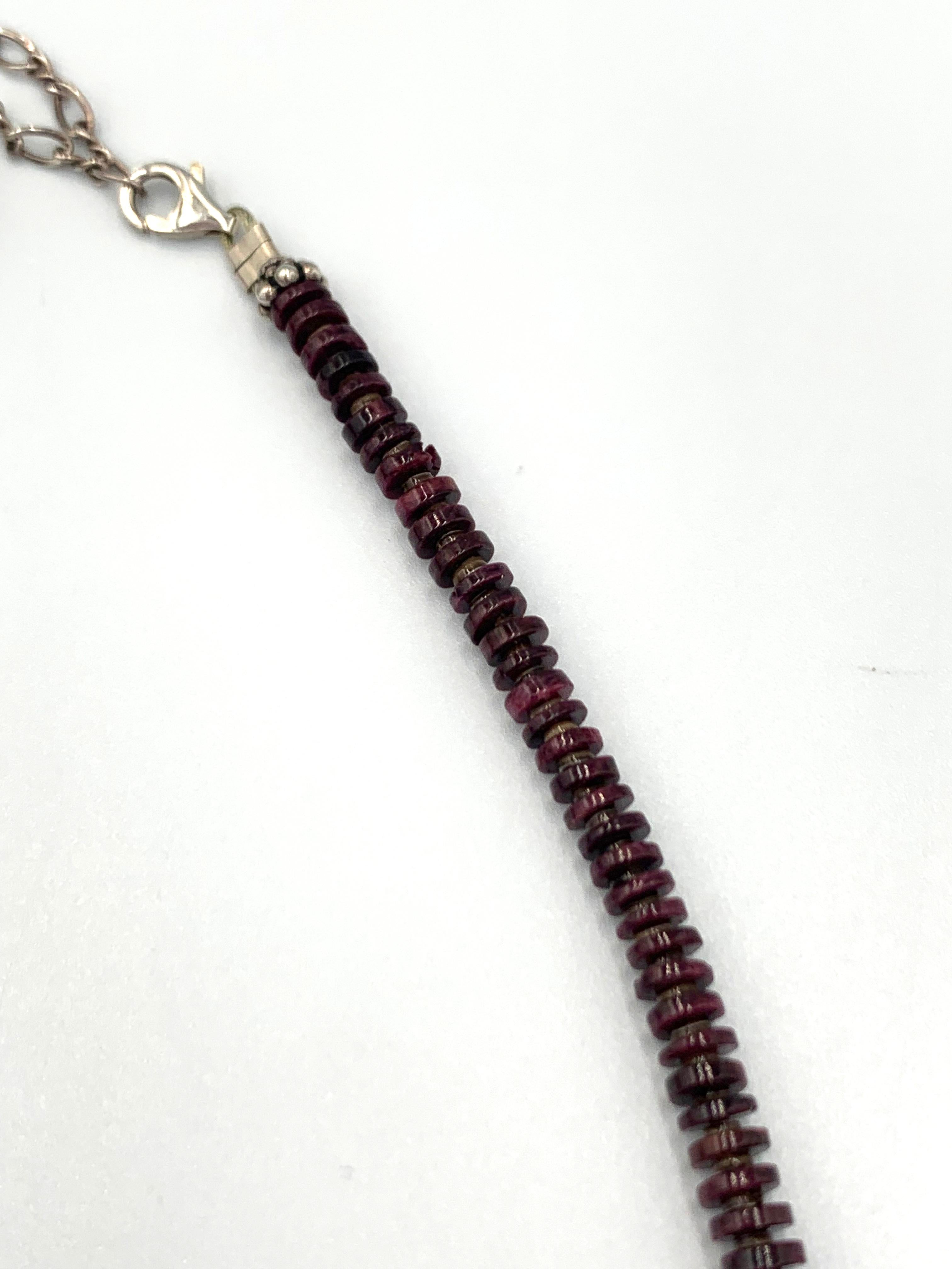 Ciondolo reversibile viola con ostrica spinosa e collana di perline di Cavin Begay in vendita 5