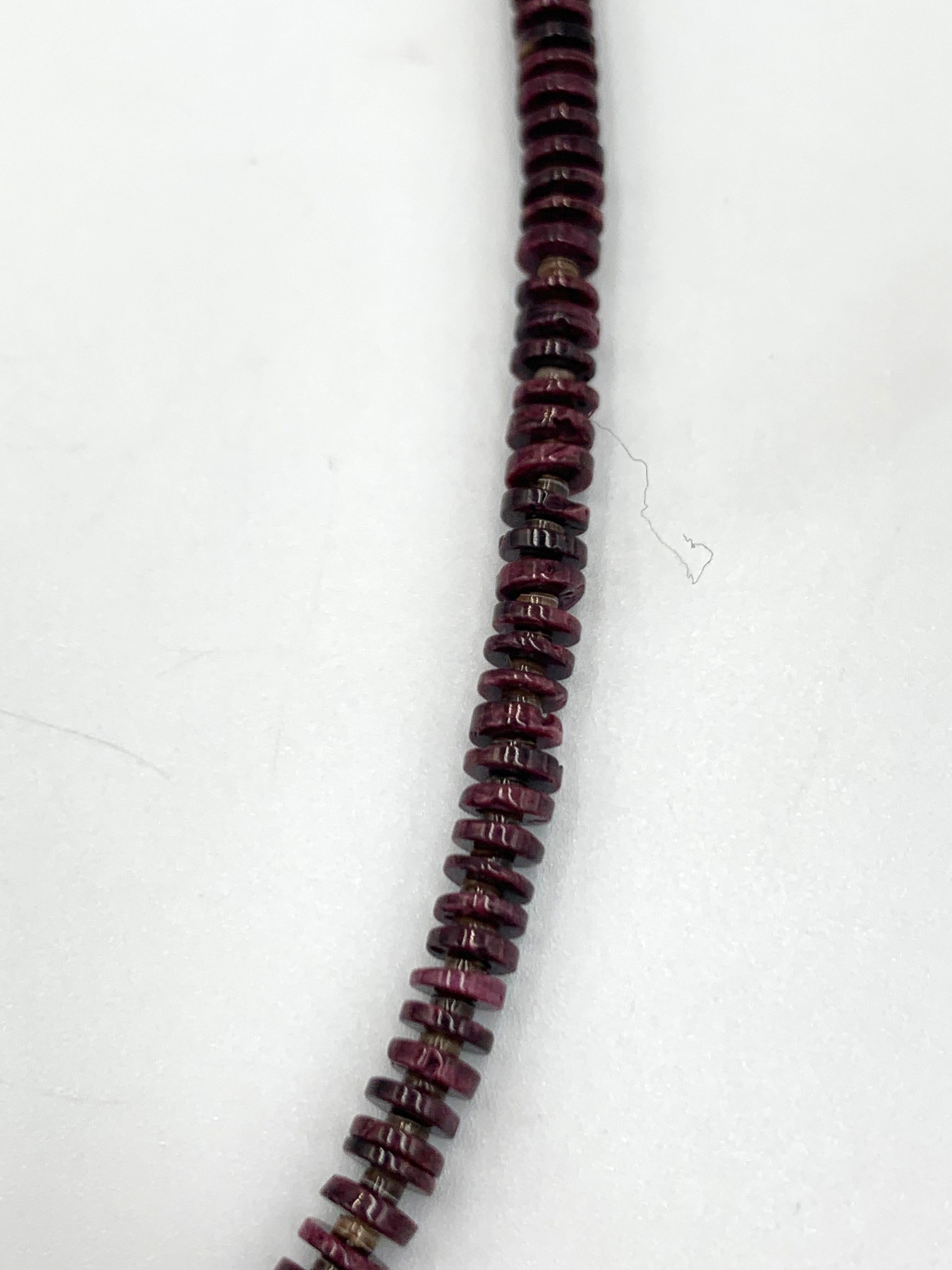 Ciondolo reversibile viola con ostrica spinosa e collana di perline di Cavin Begay in vendita 7