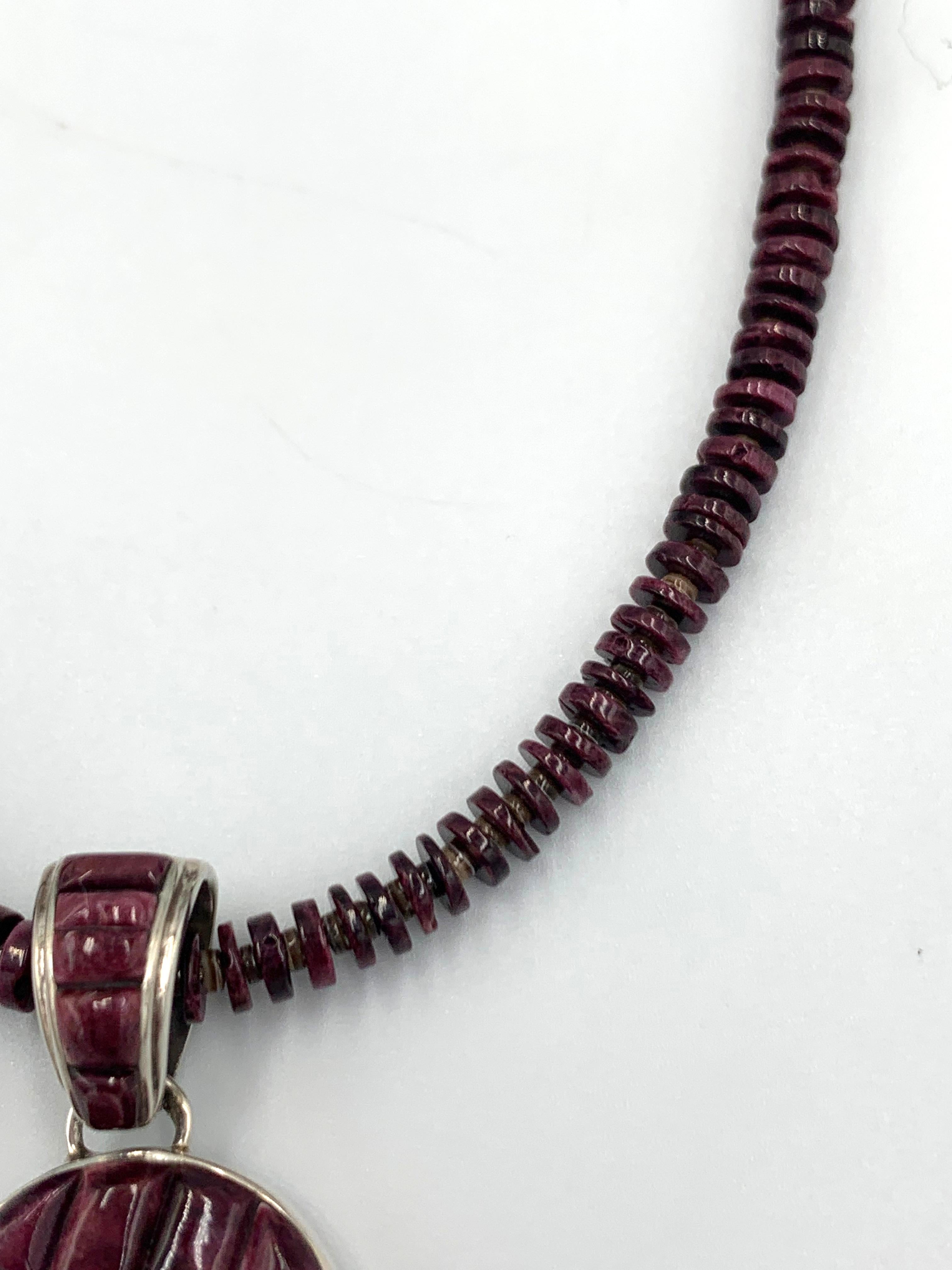 Ciondolo reversibile viola con ostrica spinosa e collana di perline di Cavin Begay in vendita 8