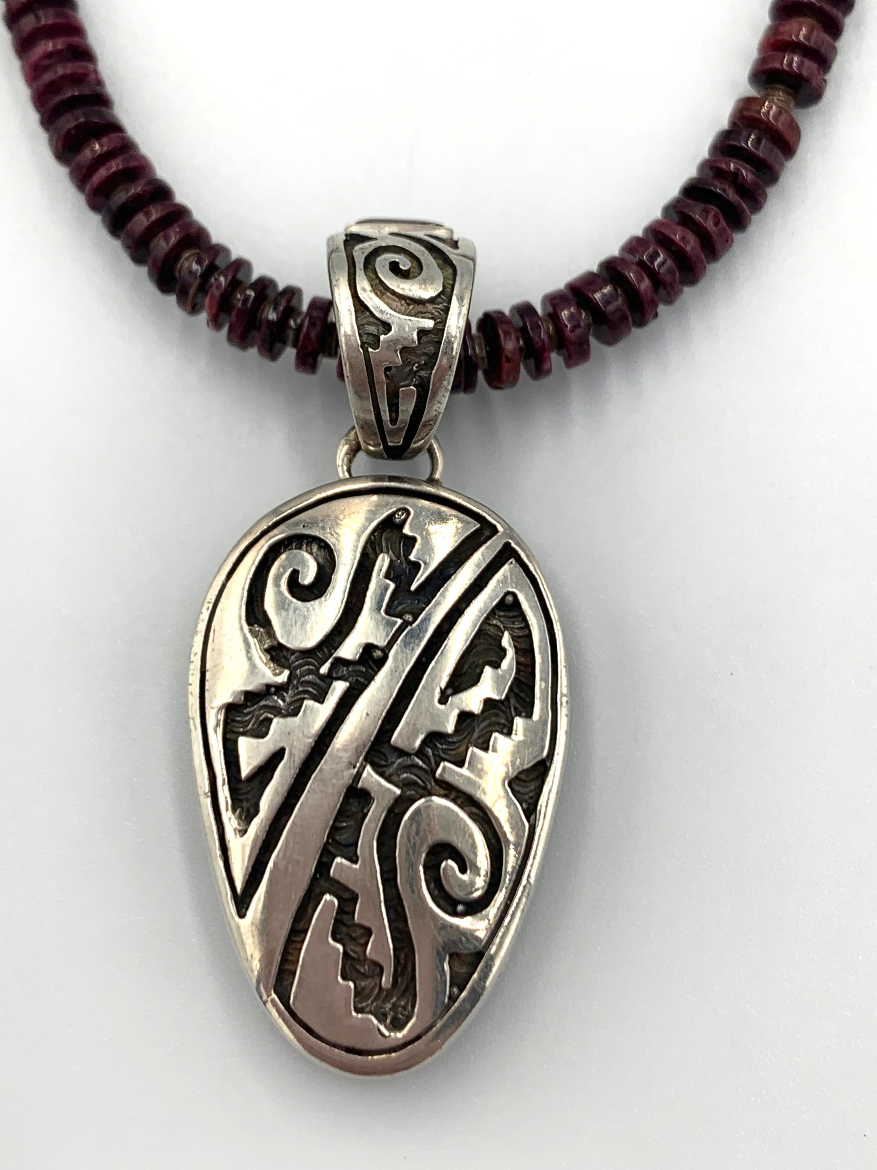 Ciondolo reversibile viola con ostrica spinosa e collana di perline di Cavin Begay in vendita 9