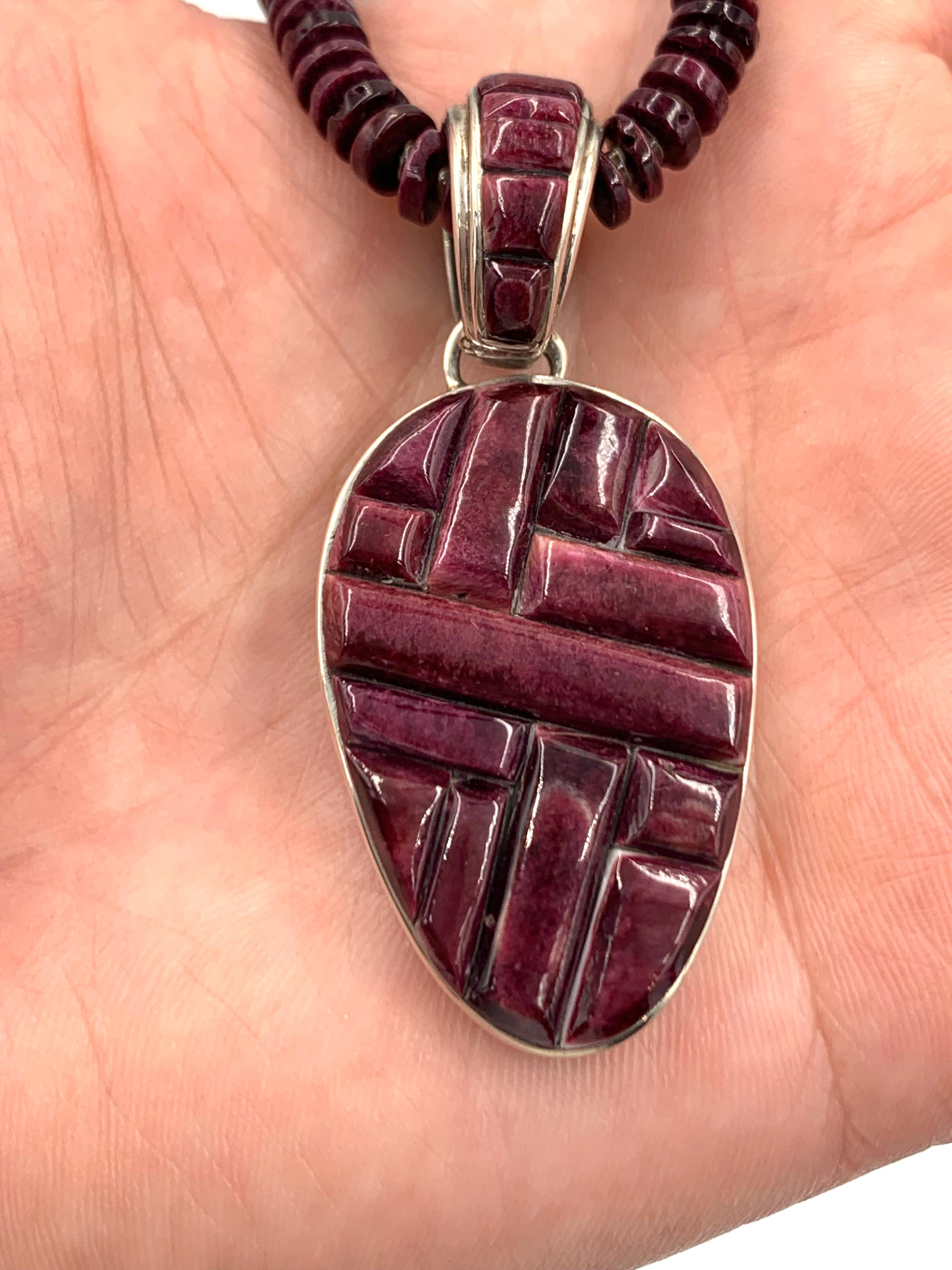 Ciondolo reversibile viola con ostrica spinosa e collana di perline di Cavin Begay in vendita 10