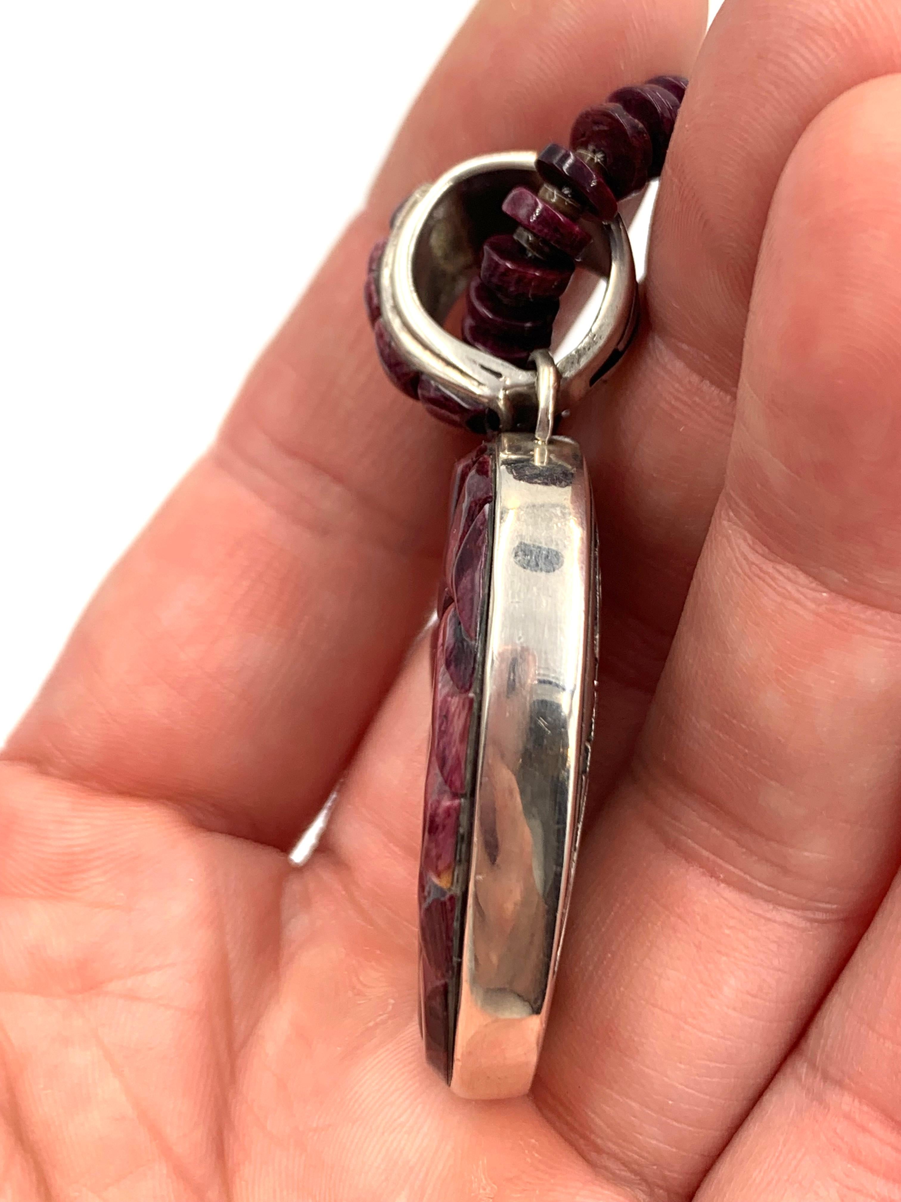 Ciondolo reversibile viola con ostrica spinosa e collana di perline di Cavin Begay in vendita 13