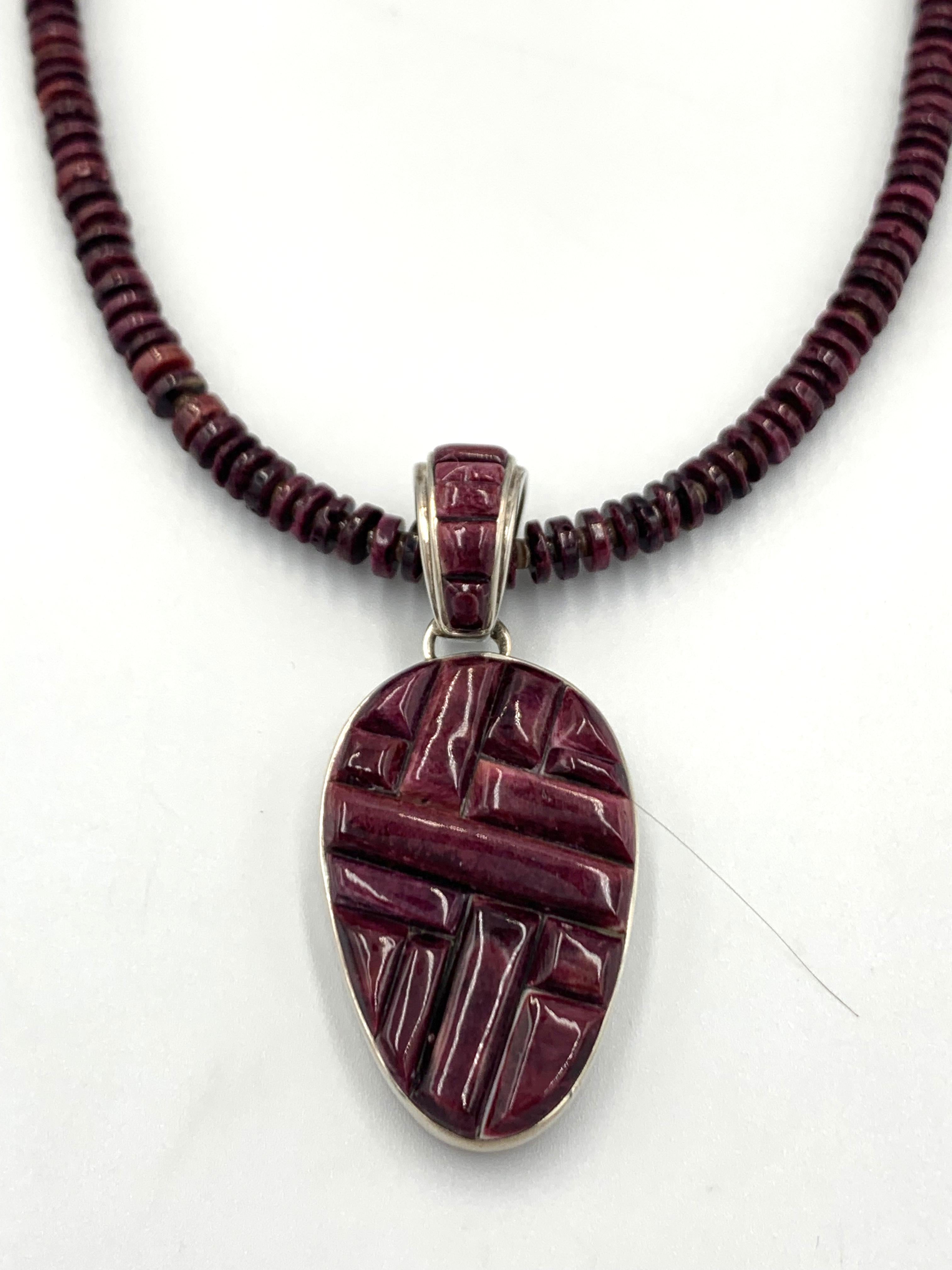 Nativo americano Ciondolo reversibile viola con ostrica spinosa e collana di perline di Cavin Begay in vendita