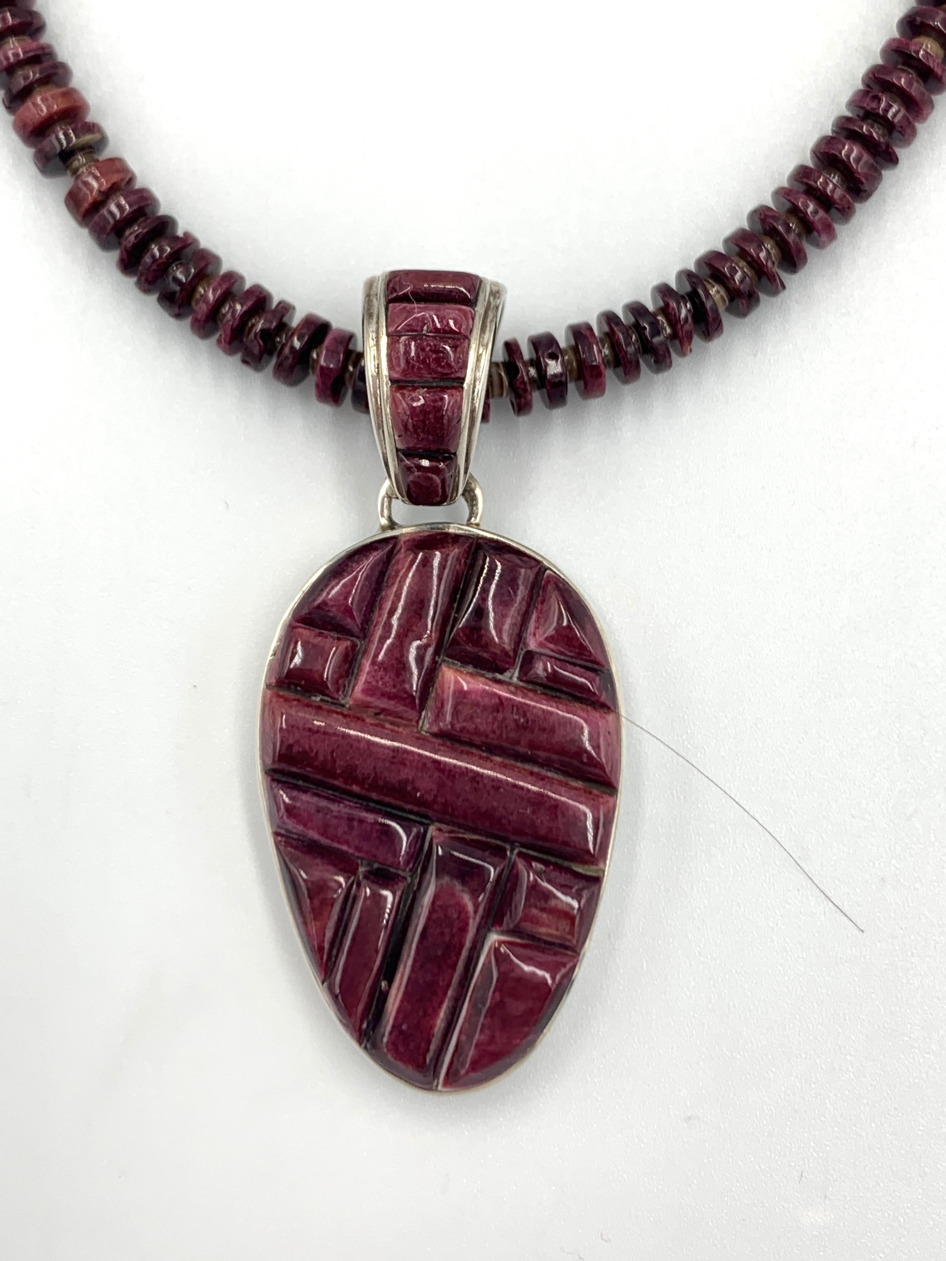 Ciondolo reversibile viola con ostrica spinosa e collana di perline di Cavin Begay In condizioni Nuovo in vendita a Scottsdale, AZ