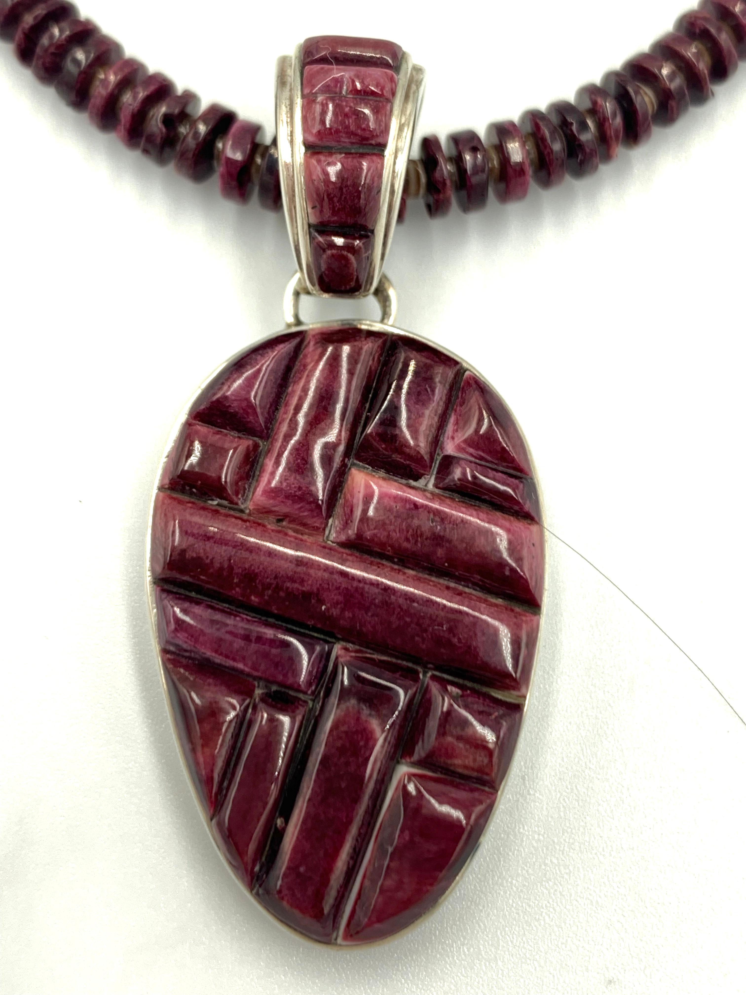 da uomo o donna Ciondolo reversibile viola con ostrica spinosa e collana di perline di Cavin Begay in vendita