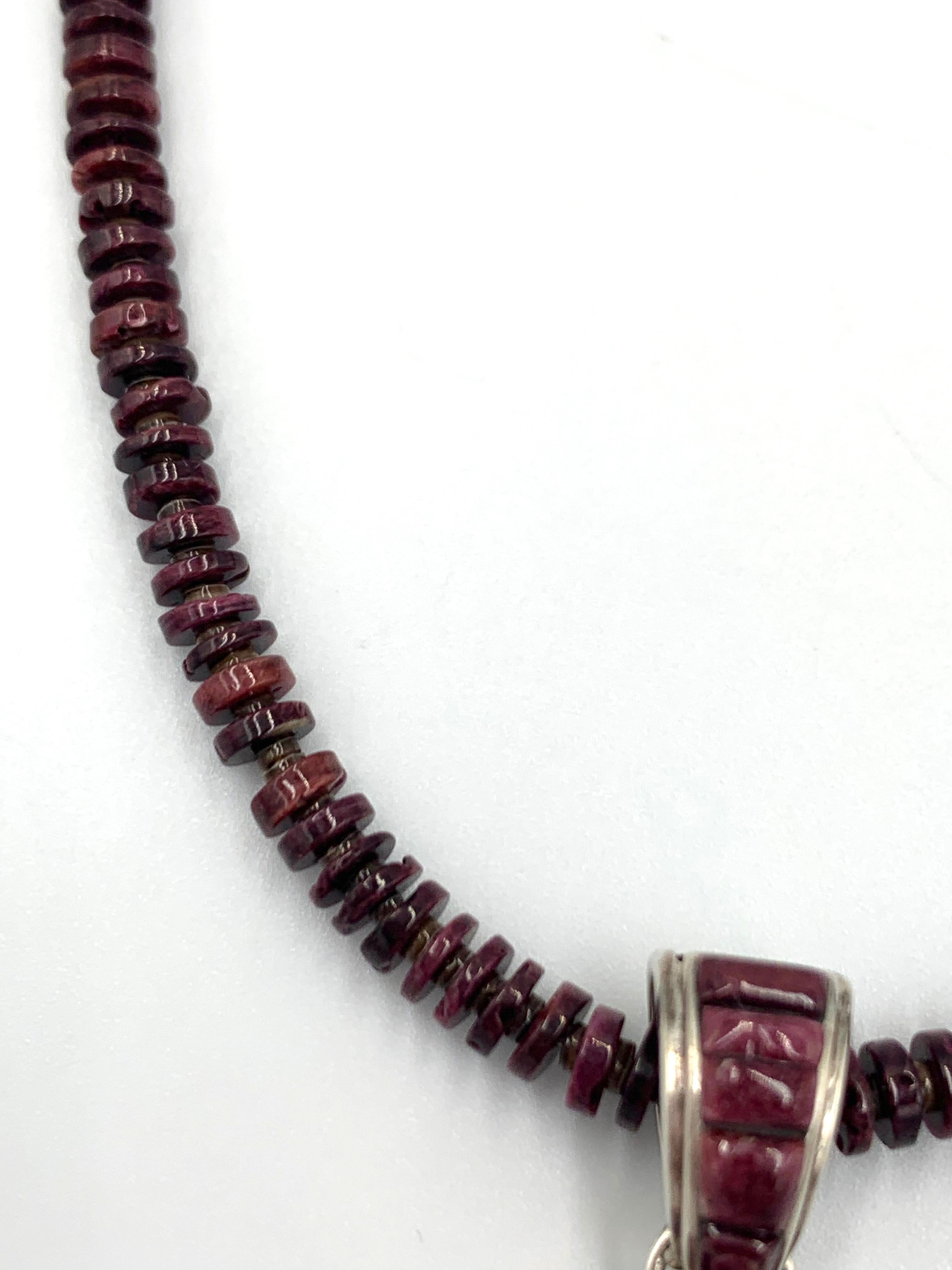Ciondolo reversibile viola con ostrica spinosa e collana di perline di Cavin Begay in vendita 1