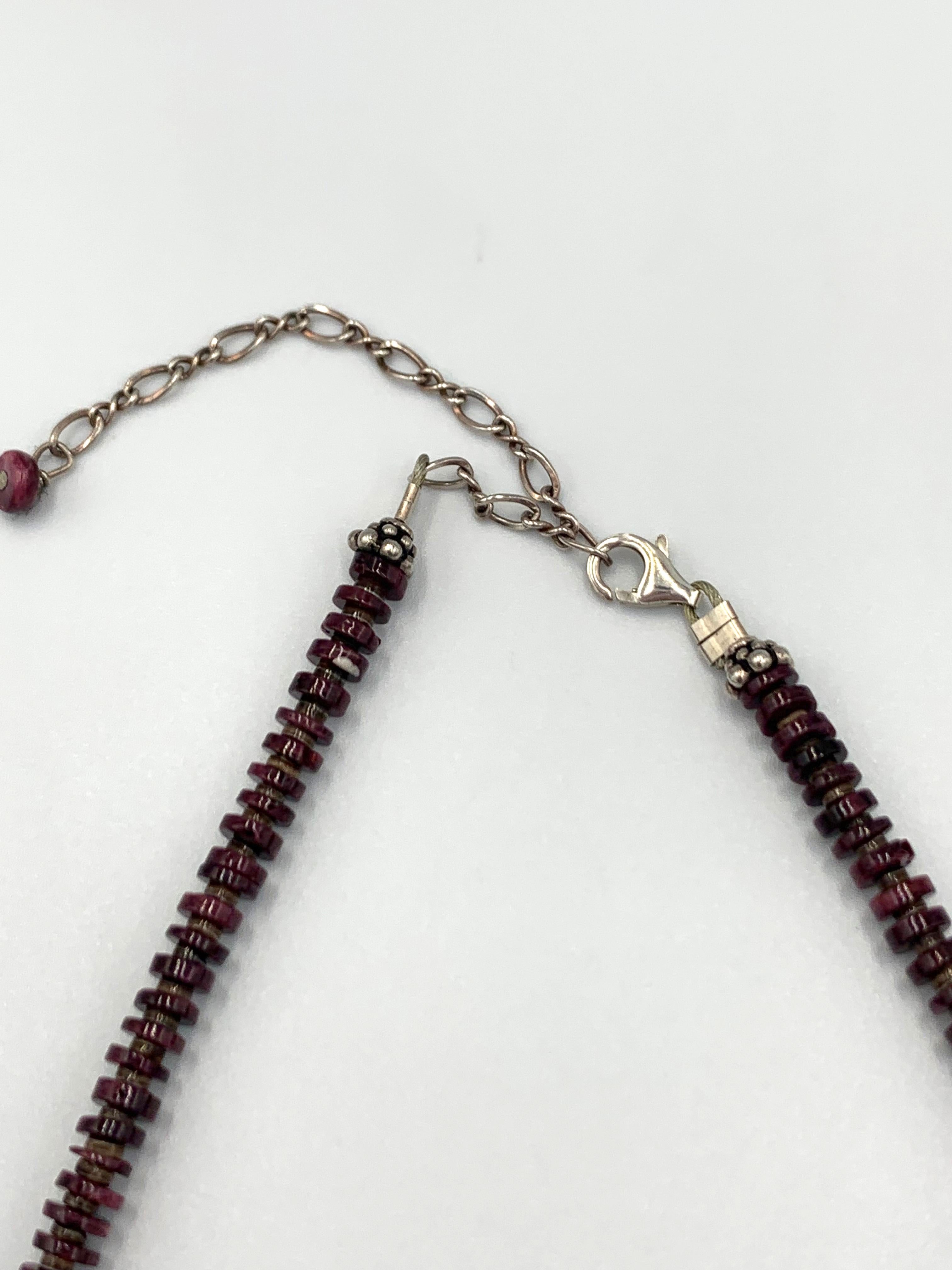 Ciondolo reversibile viola con ostrica spinosa e collana di perline di Cavin Begay in vendita 4