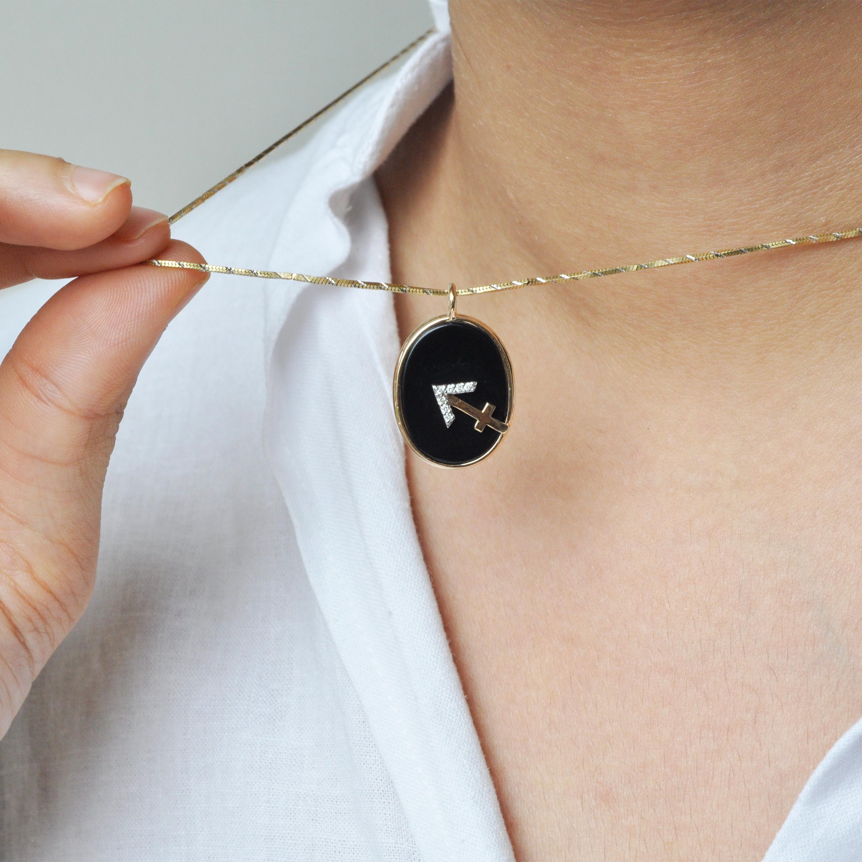 Collier pendentif réversible en or 14 carats avec camée du zodiaque sagittarius et diamants en vente 1