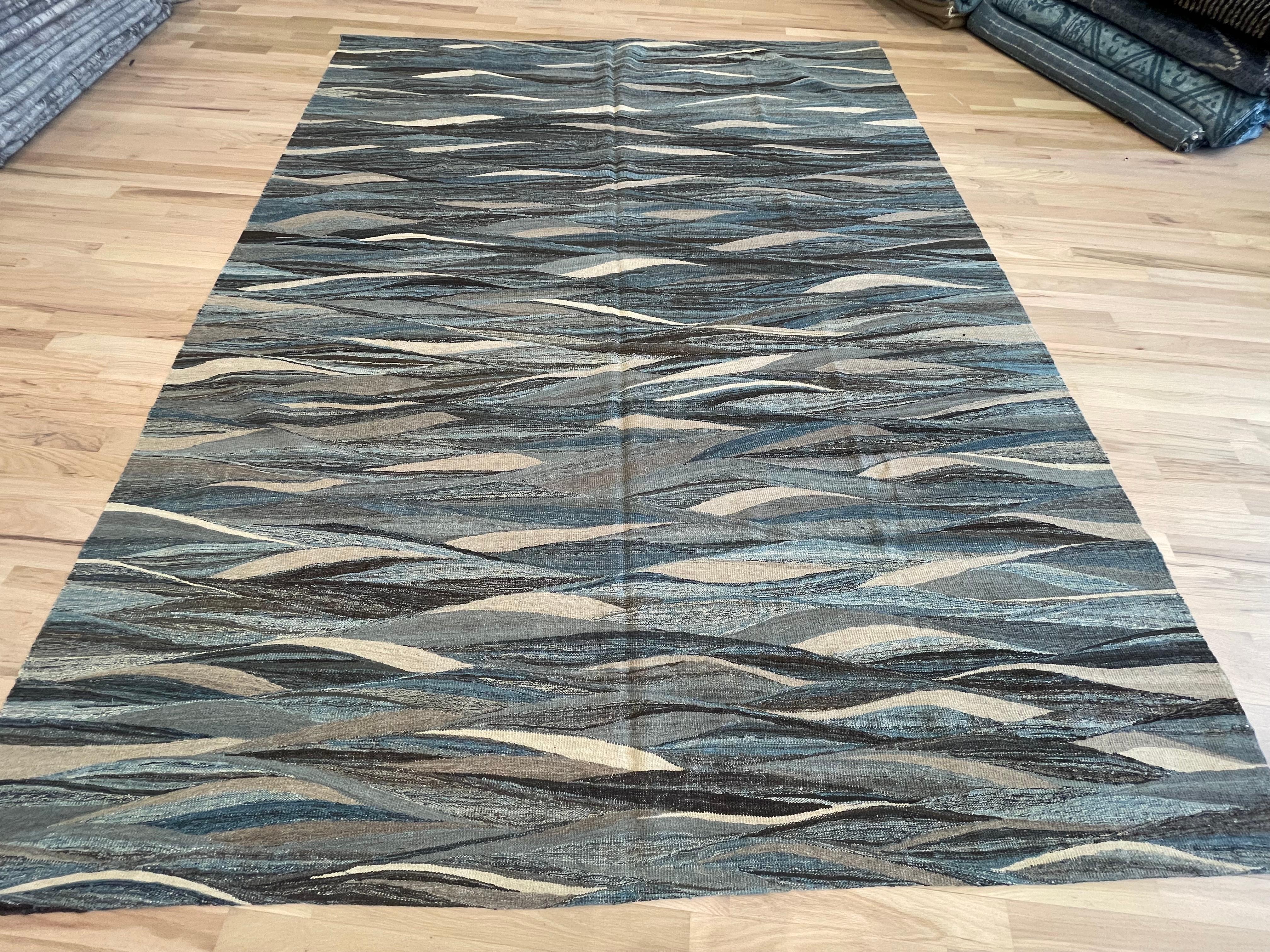 Türkischer Kilim-Teppich mit Wendefunktion im Angebot 3