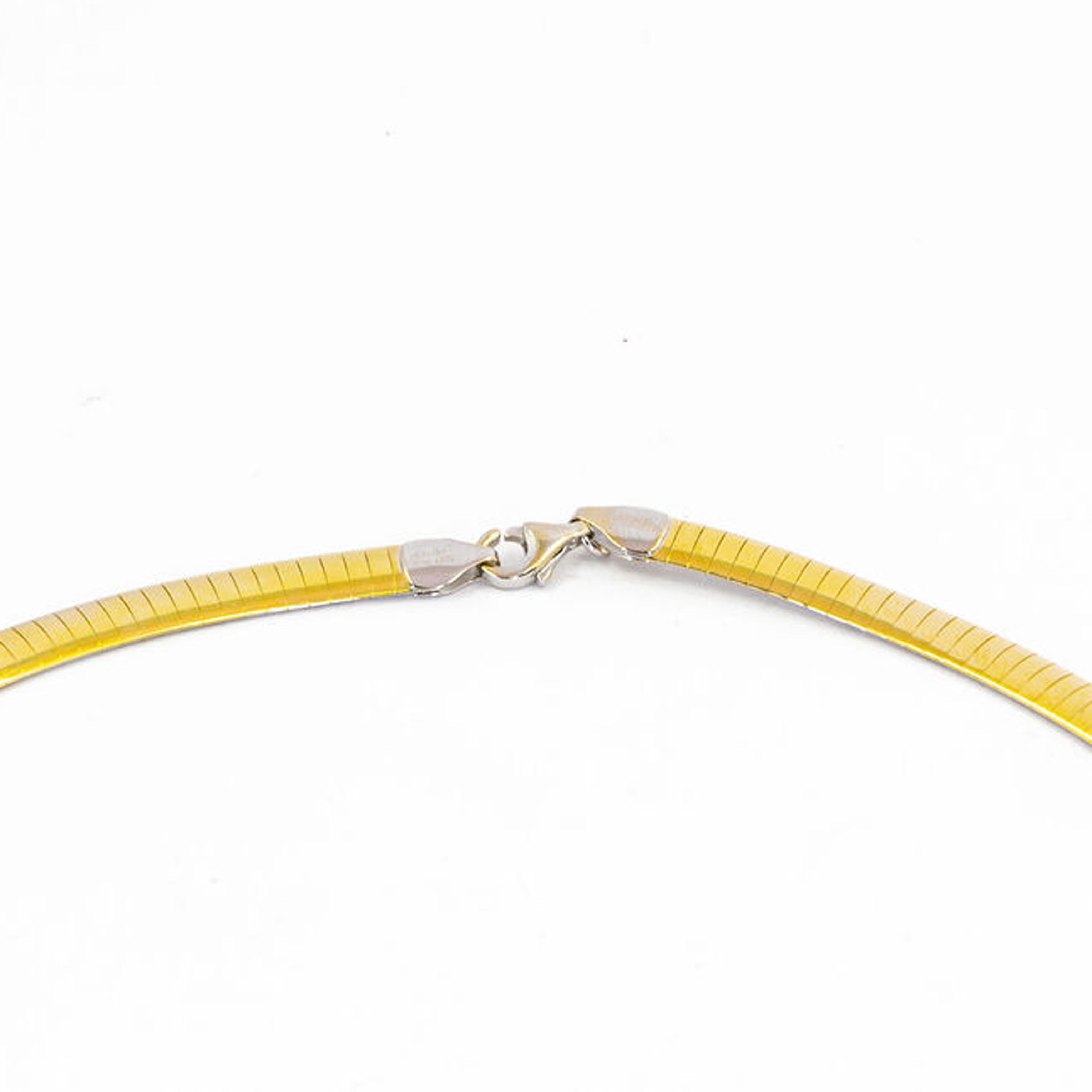 Collana Omega reversibile bicolore in oro 14 carati con lato bianco o oro. Larghezza 6 mm e lunghezza 17 pollici con chiusura a moschettone. Il peso finito è di 34,3 grammi.