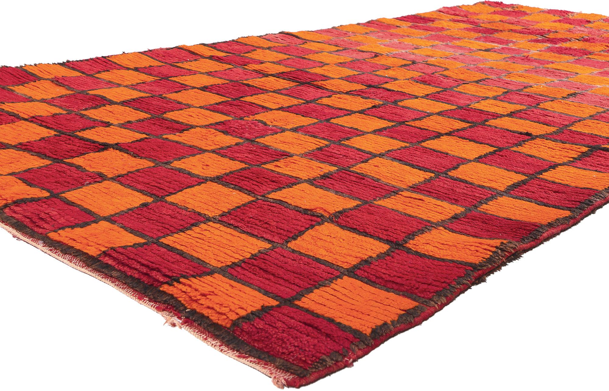20532 Marokkanischer Wendeteppich Vintage, 05'02 x 09'11.
Treten Sie ein in die fesselnde Vision gewebter Schönheit mit diesem handgeknüpften marokkanischen Berberteppich aus Wolle im Vintage-Stil, einem Zeugnis rauer Schönheit, Schlichtheit und
