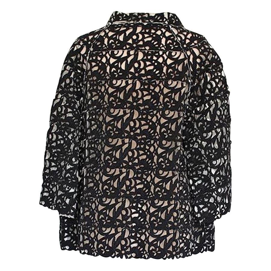 Polyamide (80%) and elasthane (20%) Black and white Double face Floral pattern 3/4 Sleeve Total length cm 64 (25.1 inches) Shoulder cm 39 (15.35 inches)
