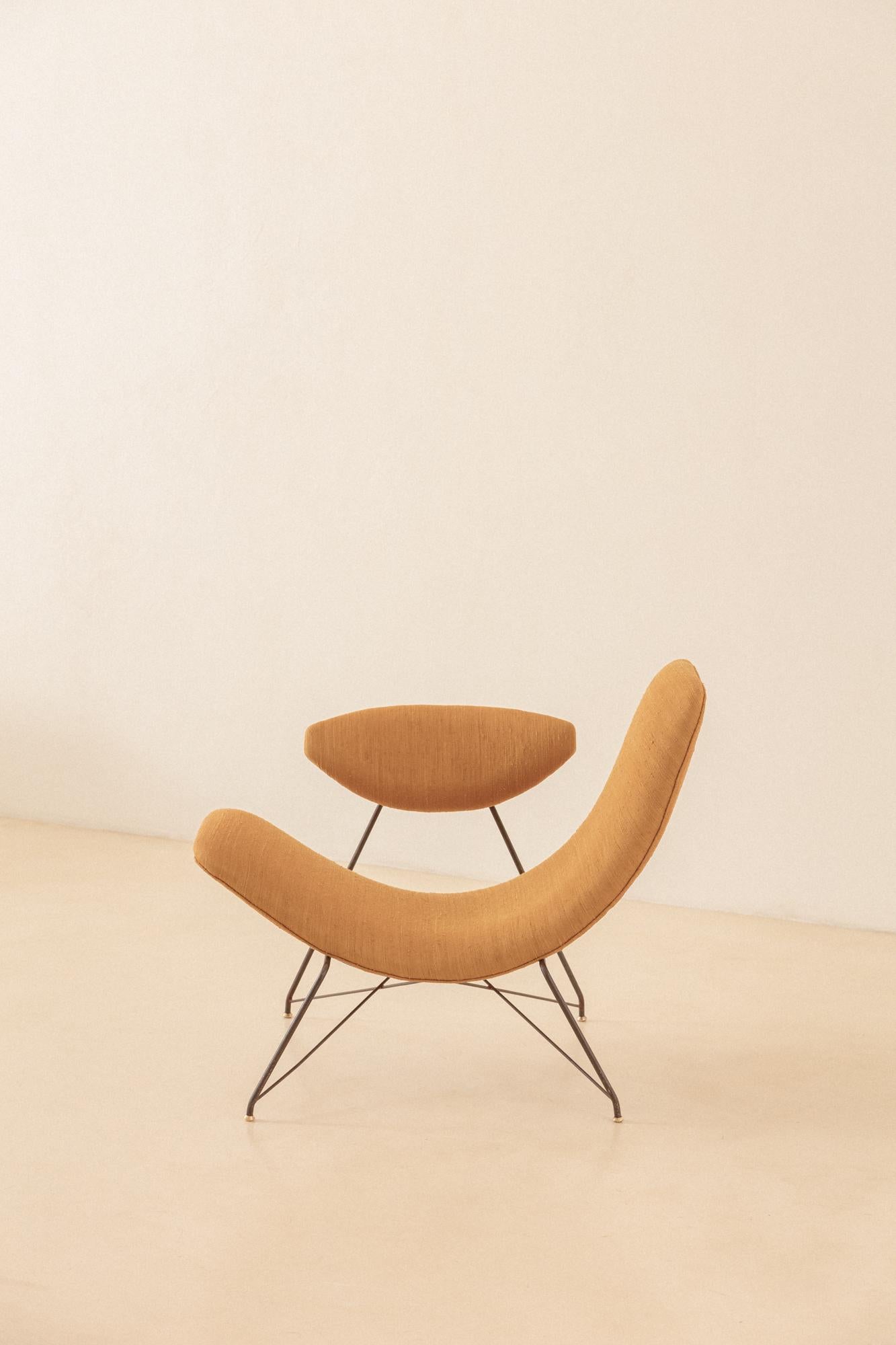 Martin Eisler diseñó este escultural sillón en 1955. Esta pieza se considera uno de los sillones más icónicos del Diseño Moderno brasileño. La singularidad de este sillón reside en varias cualidades. En primer lugar, la forma en sí; provocativa,