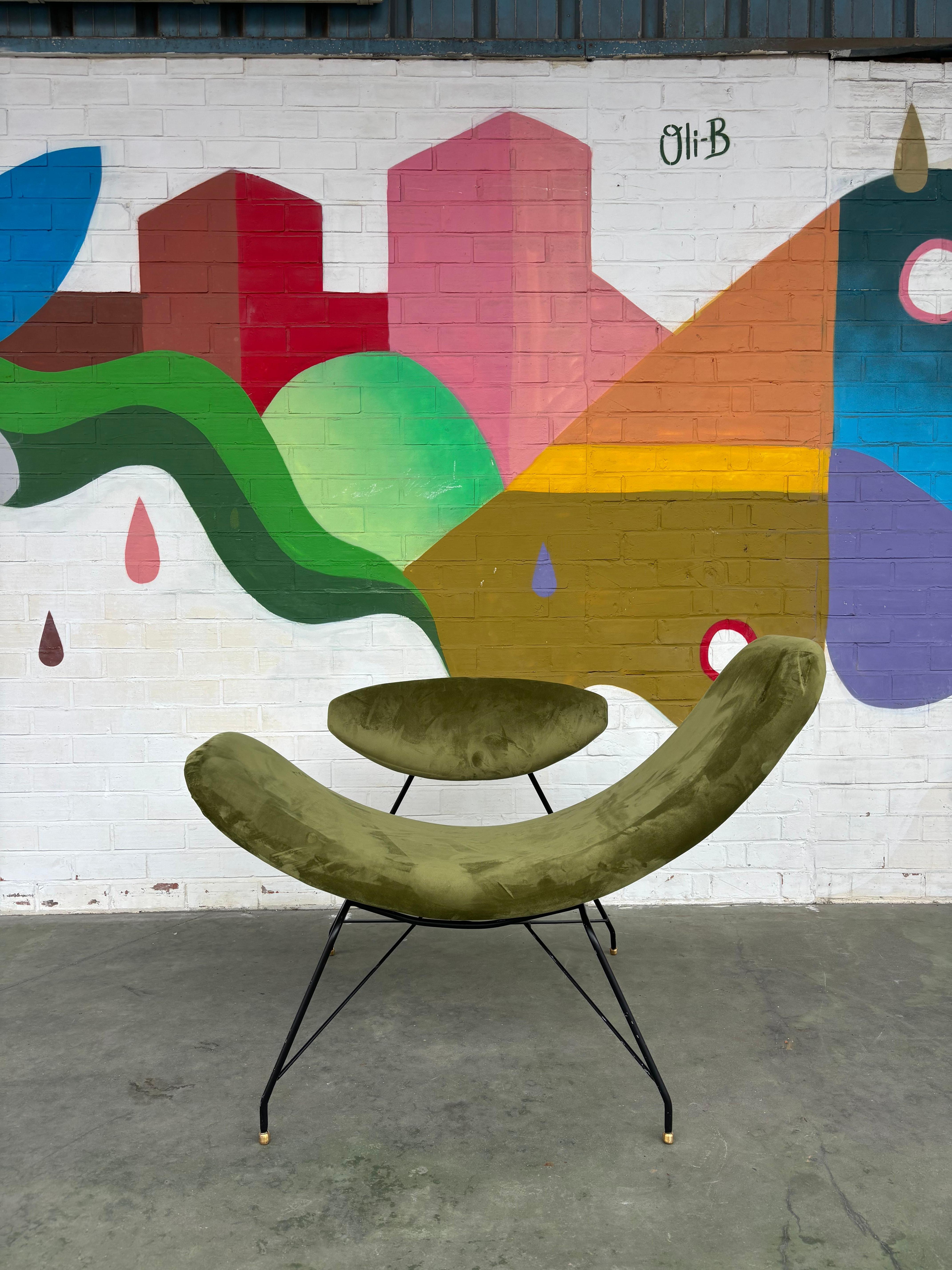 Fauteuil Reversibel par Carlo Hauner et Martin Eisler pour Forma. 
Métal, laiton et textile
Édition Forma
Modèle créé vers 1955
H 68×L 103×P 71 cm
Bibliographie :
- M. Vasconcellos, 
