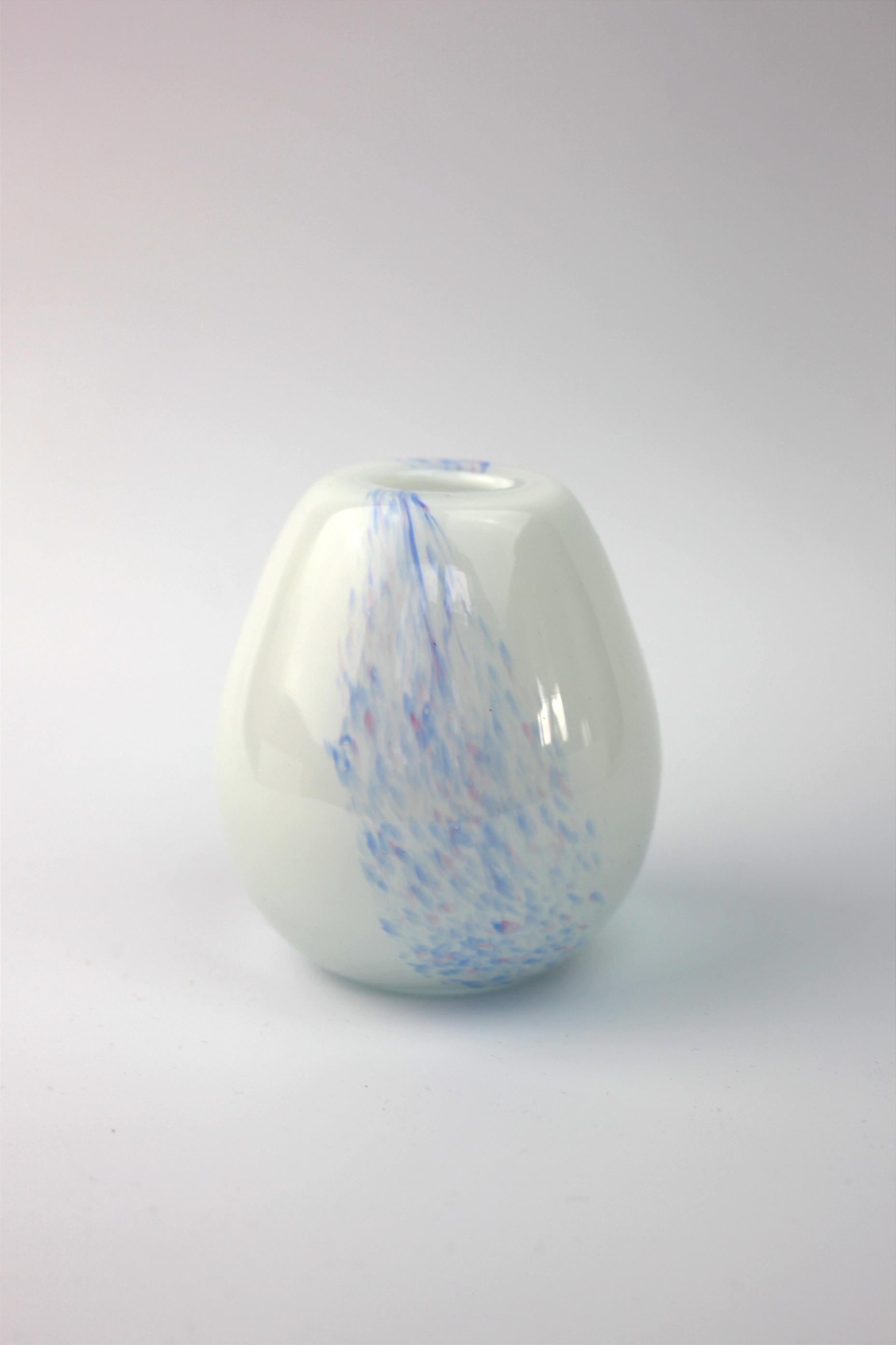 Hand-Crafted Reviera Egg Vase by Kylle Svanlund for Danish Holmegaard, 1976 For Sale