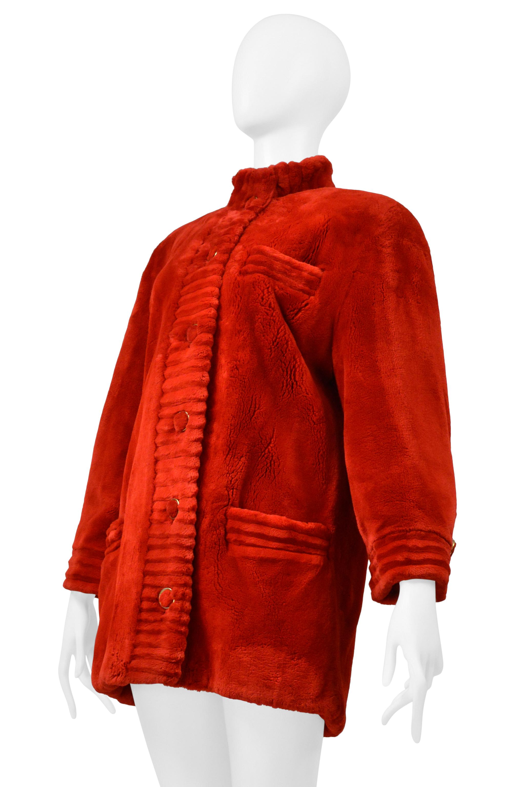 Revillion Abrigo de piel de castor esquilado rojo con botones dorados Rojo en venta