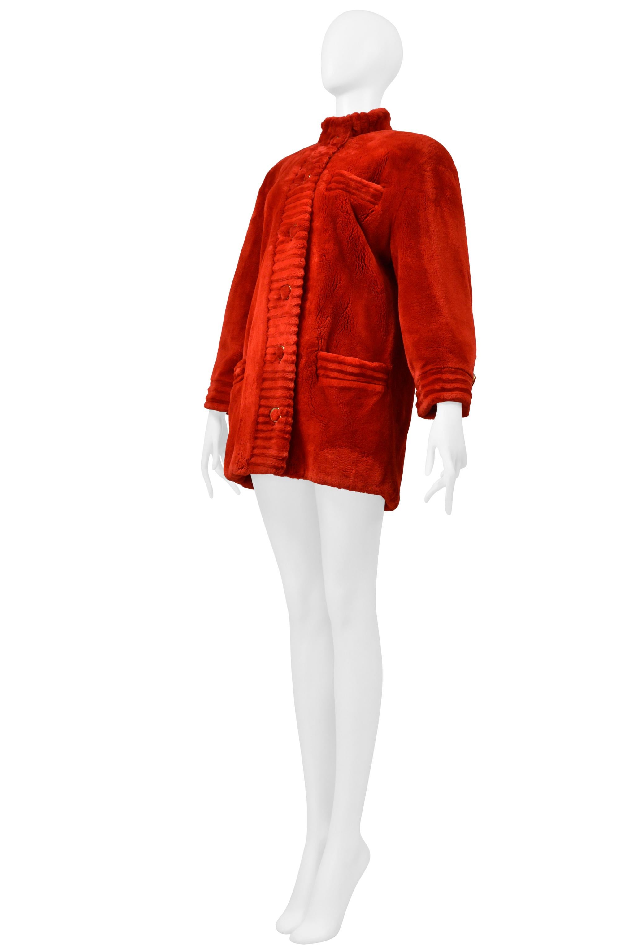 Revillion Abrigo de piel de castor esquilado rojo con botones dorados en Bueno estado para la venta en Los Angeles, CA