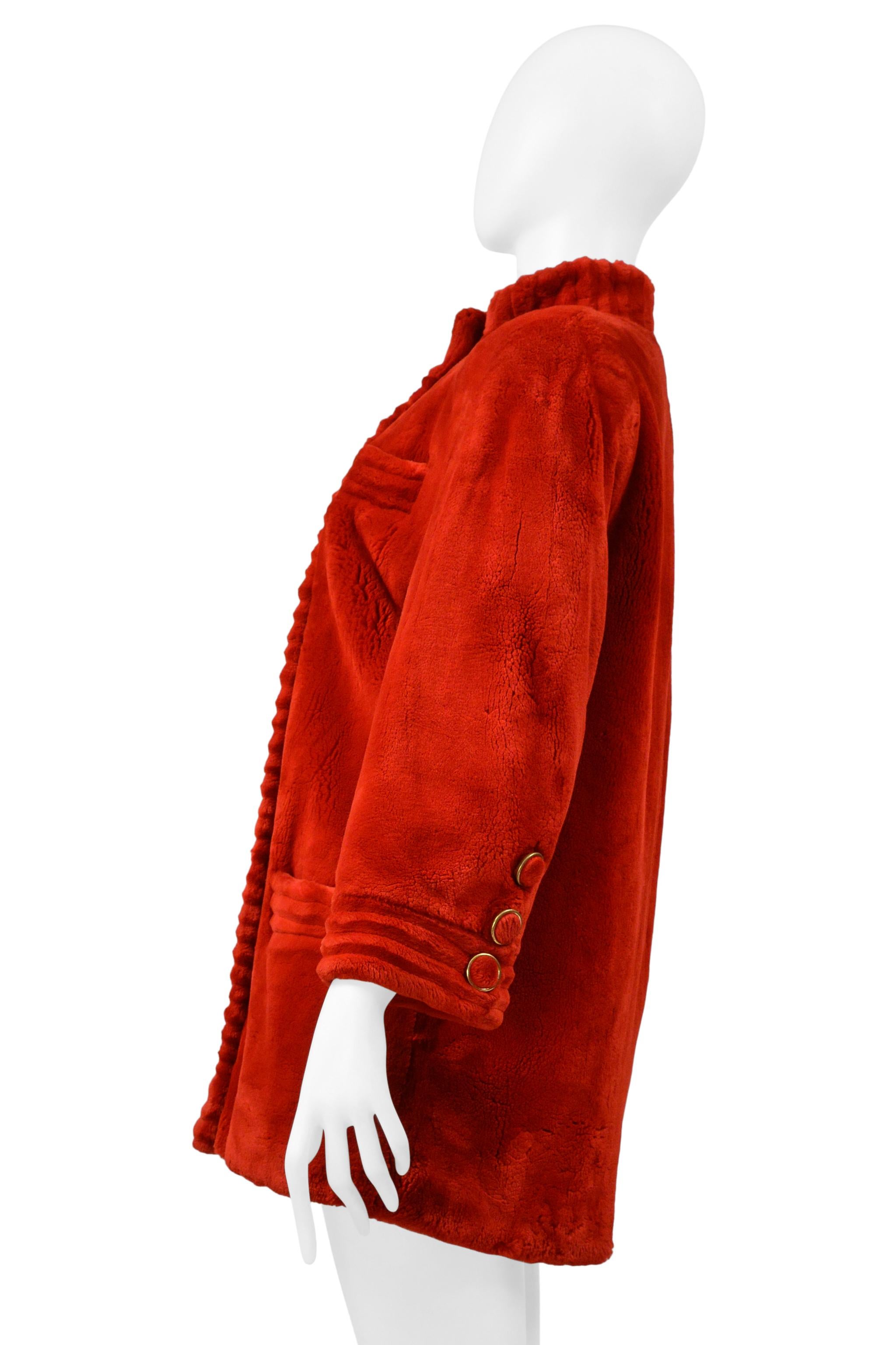 De las mujeres Revillion Abrigo de piel de castor esquilado rojo con botones dorados en venta