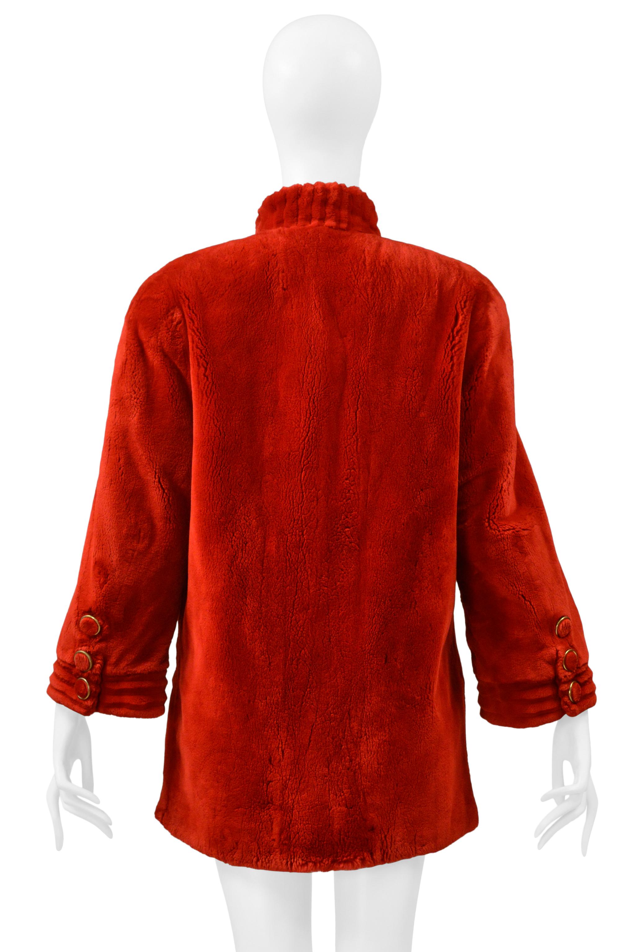 Revillion Abrigo de piel de castor esquilado rojo con botones dorados en venta 2