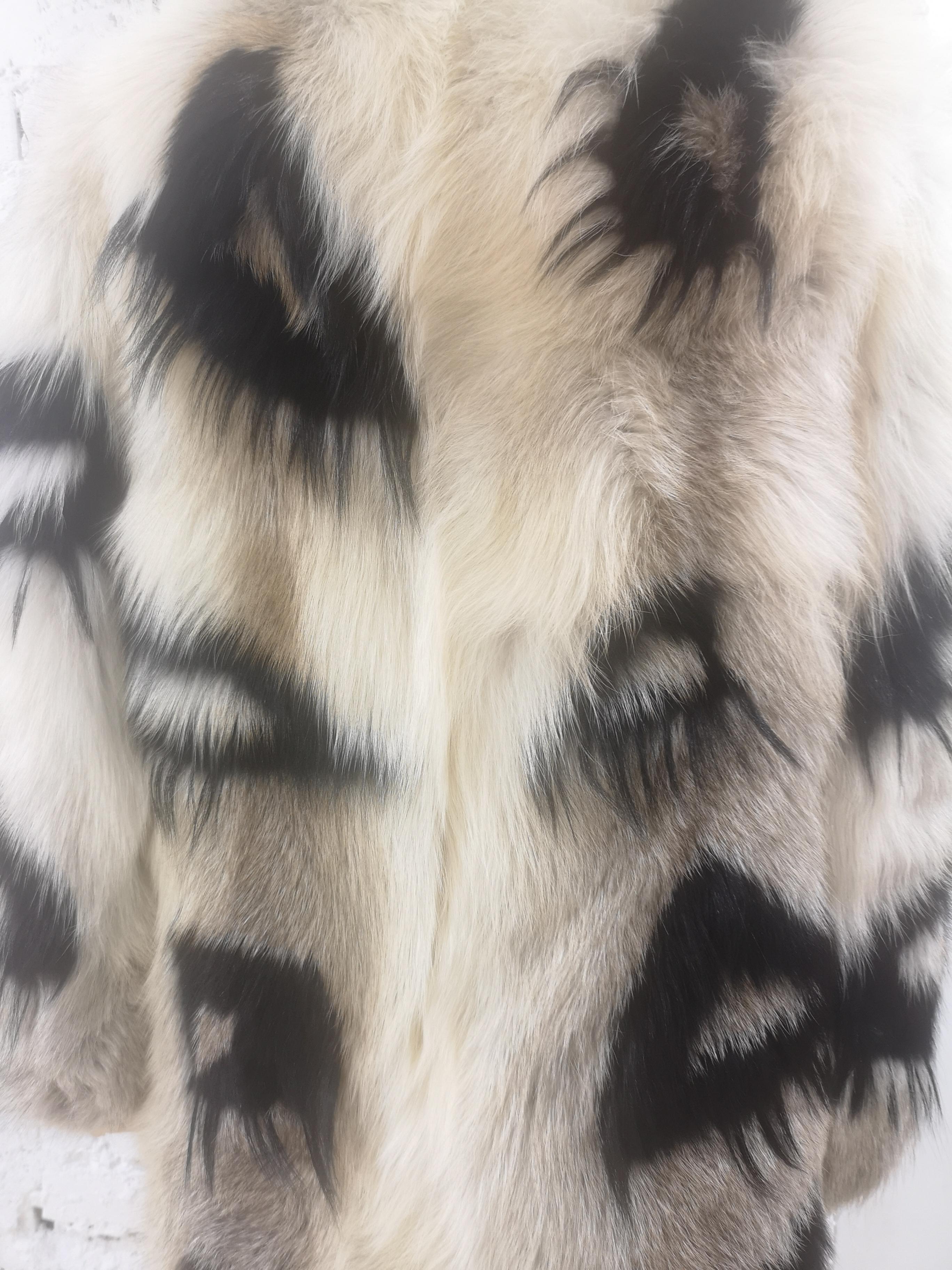 Revillon schwarz und weiß Fuchs Pelz
vollständig in Frankreich hergestellt in Größe 38
gesamtlänge 86 cm
schulter bis Saum 30 cm