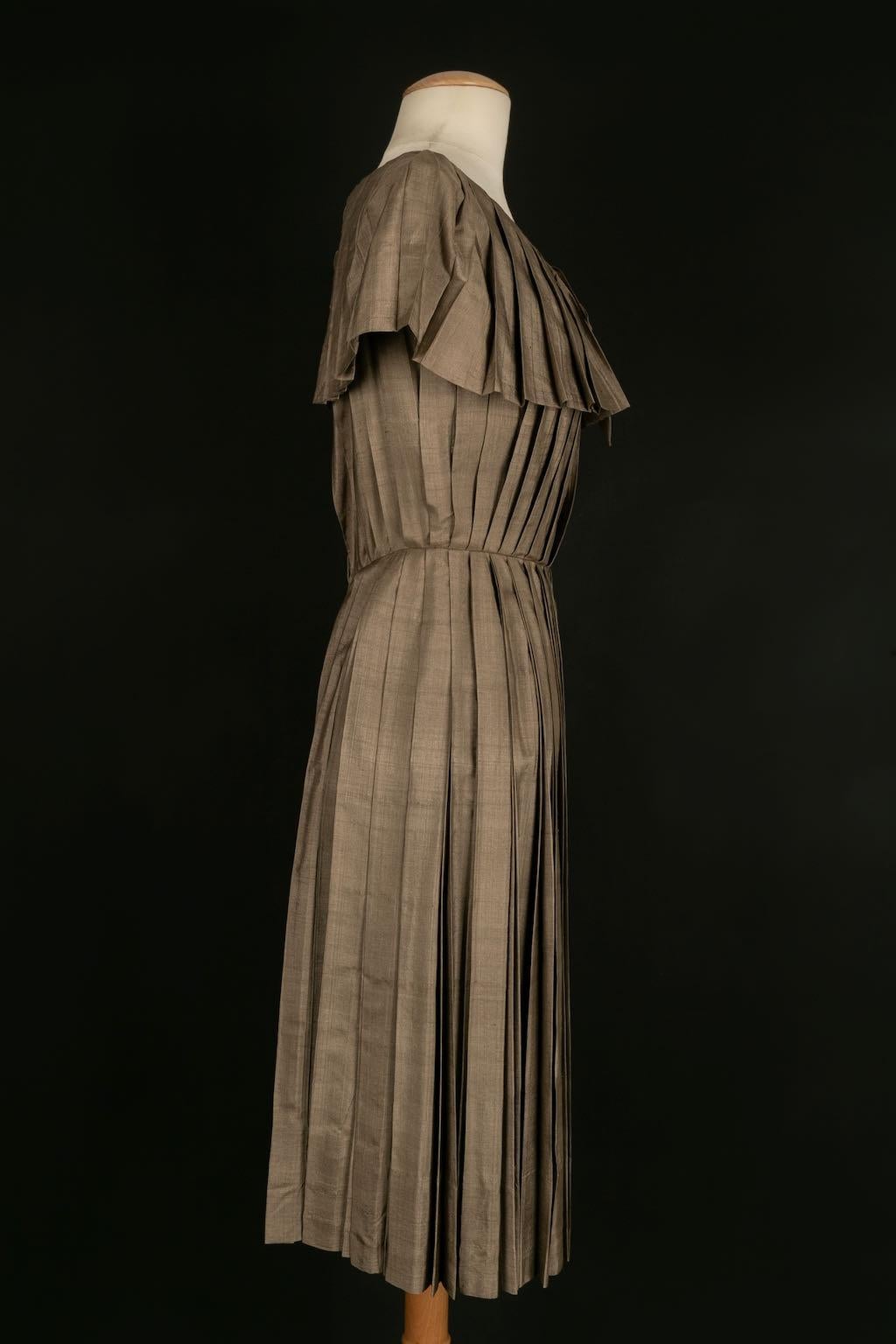 REVILLON -Silk dress from the 1960s. No size or composition label, it fits a size 36FR. To note, presence of traces under the armpits and rare pulled threads.

Condition:
Good condition

Dimensions:
Shoulder width: 38 cm - Chest: 42 cm - Waist: 32