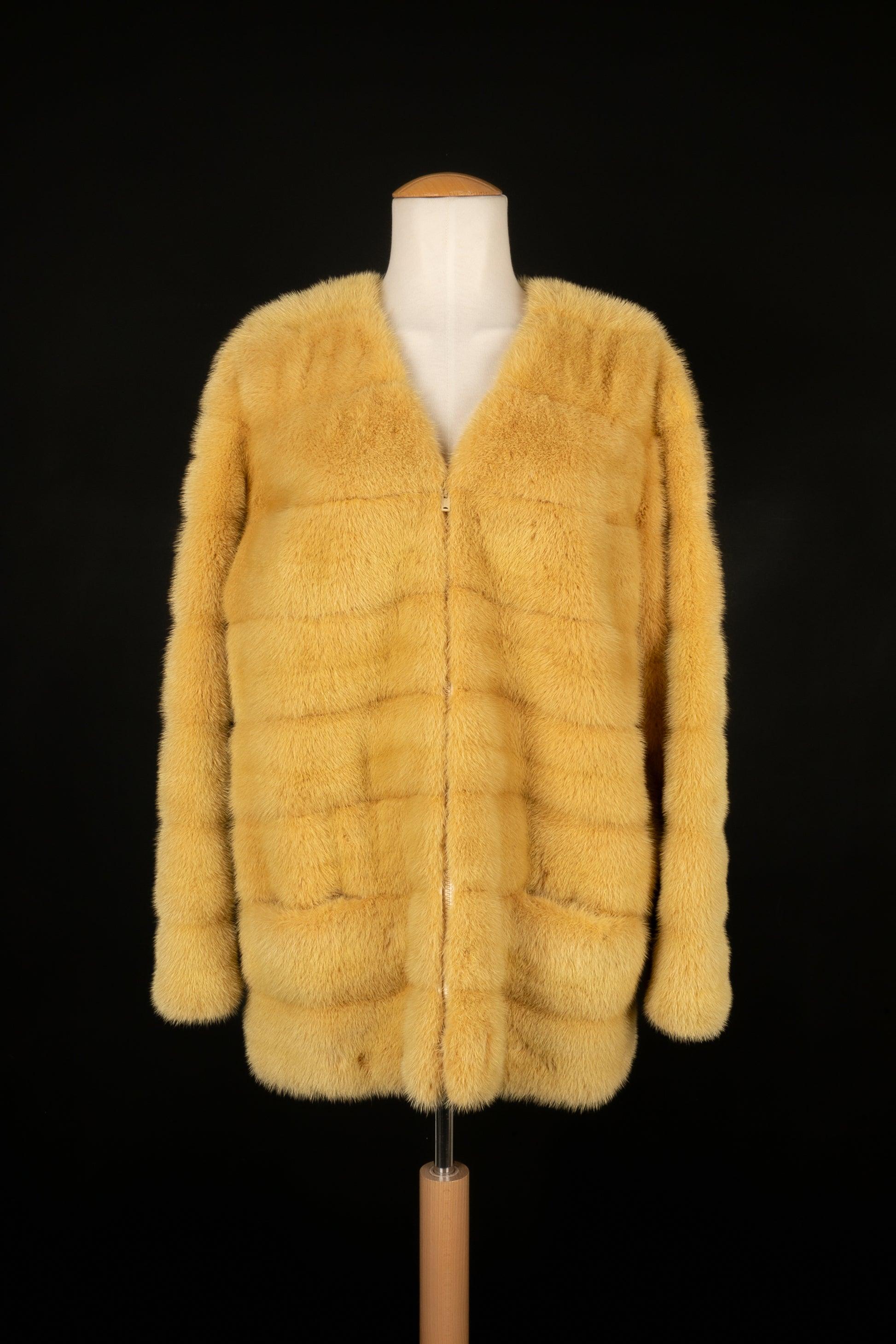Revillon - Gelber Nerzmantel mit Halstuch. Keine Größenangabe, es passt eine 36FR.

Zusätzliche Informationen: 
Zustand: Sehr guter Zustand
Abmessungen: Schulterbreite: 40 cm - Brustumfang: 56 cm - Ärmellänge: 62 cm - Länge: 74 cm

Sellers Referenz:
